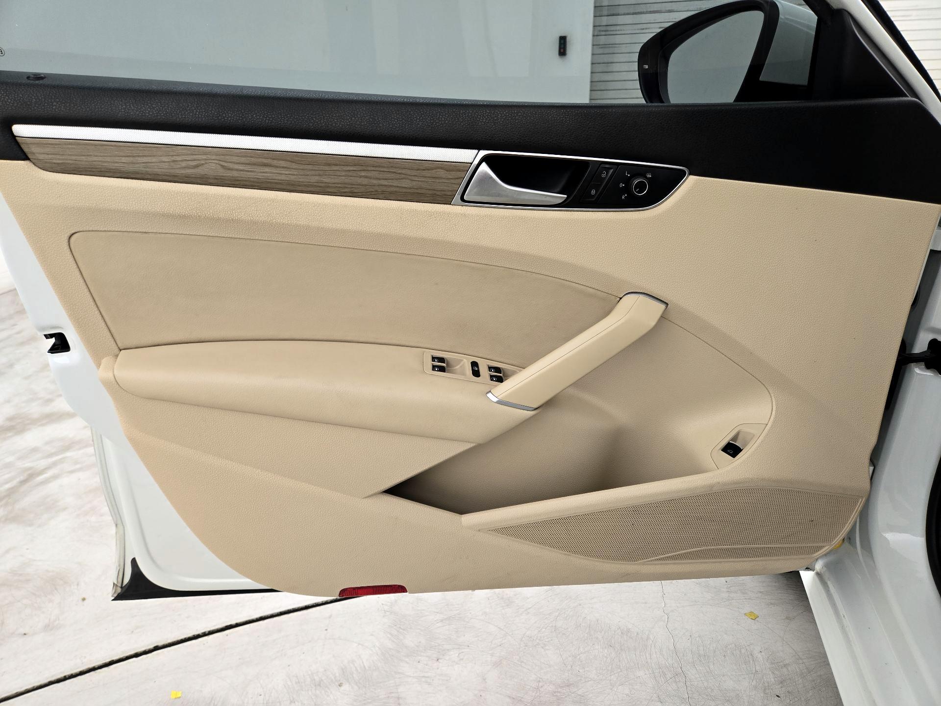 Thumbnail: 2016 Volkswagen Passat - 10