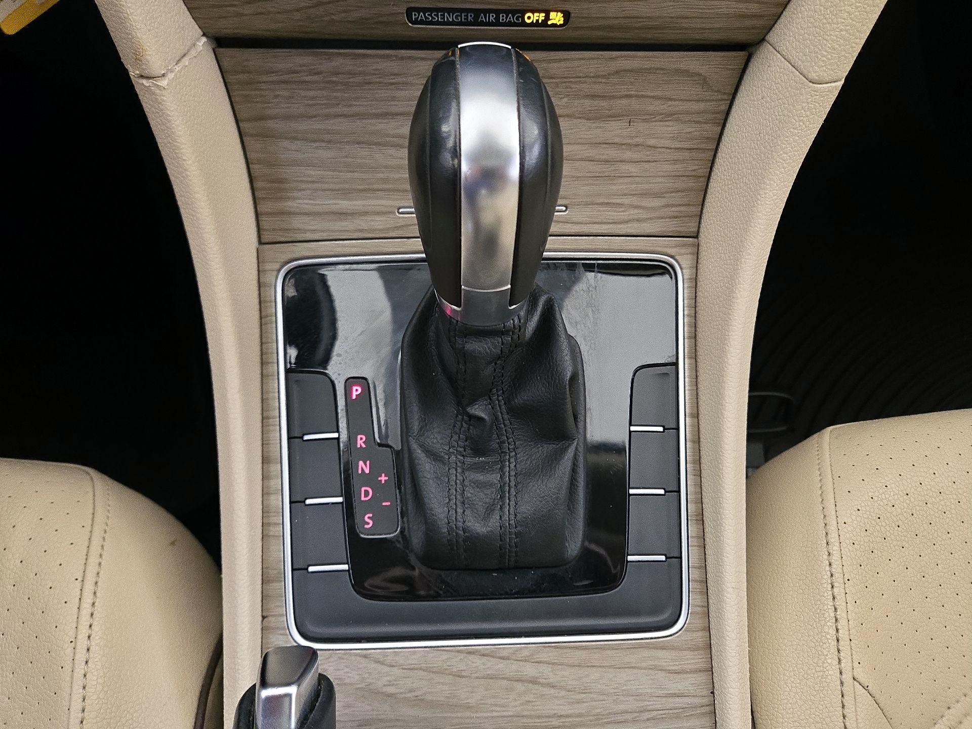 Thumbnail: 2016 Volkswagen Passat - 15
