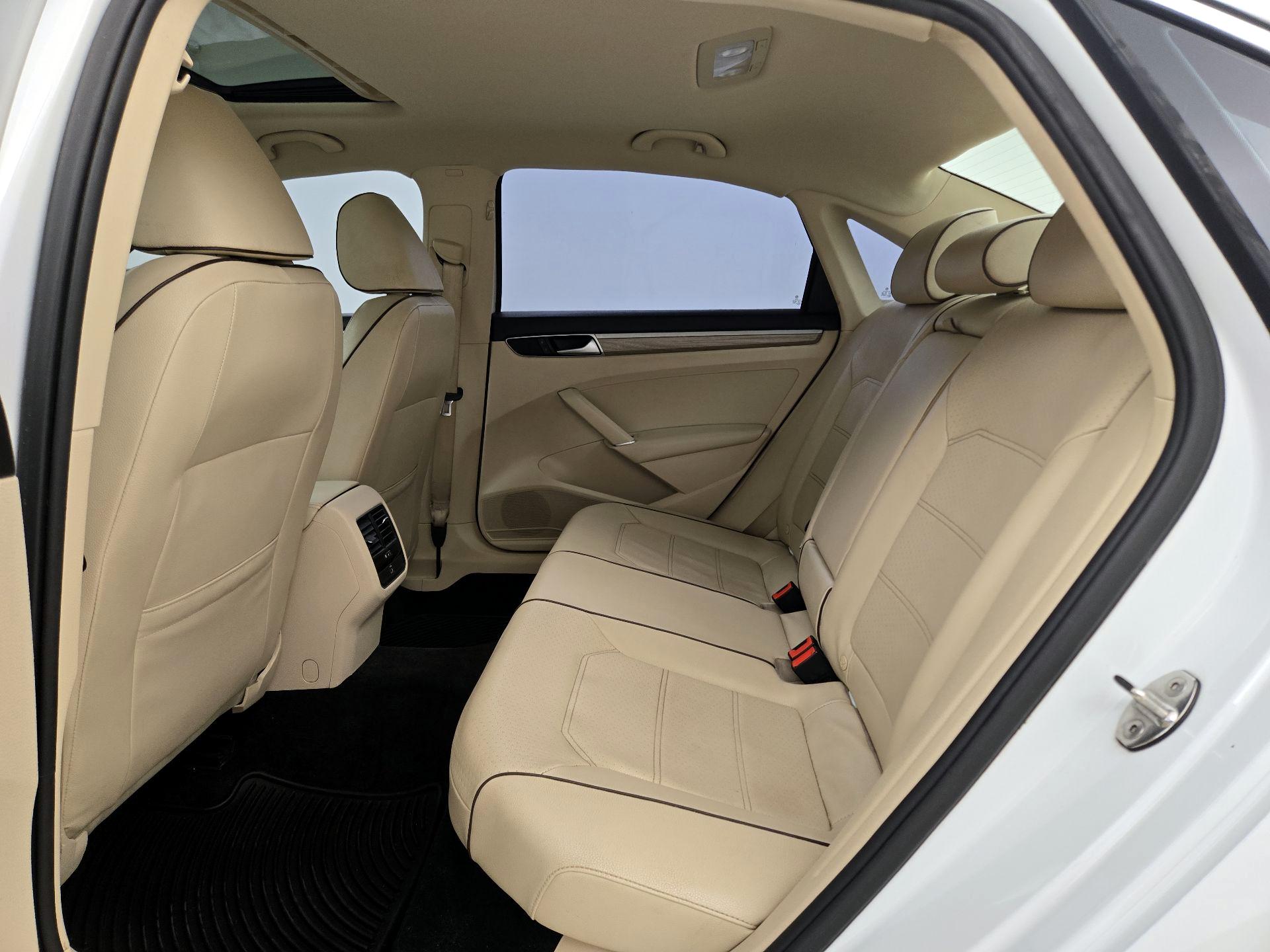 Thumbnail: 2016 Volkswagen Passat - 18