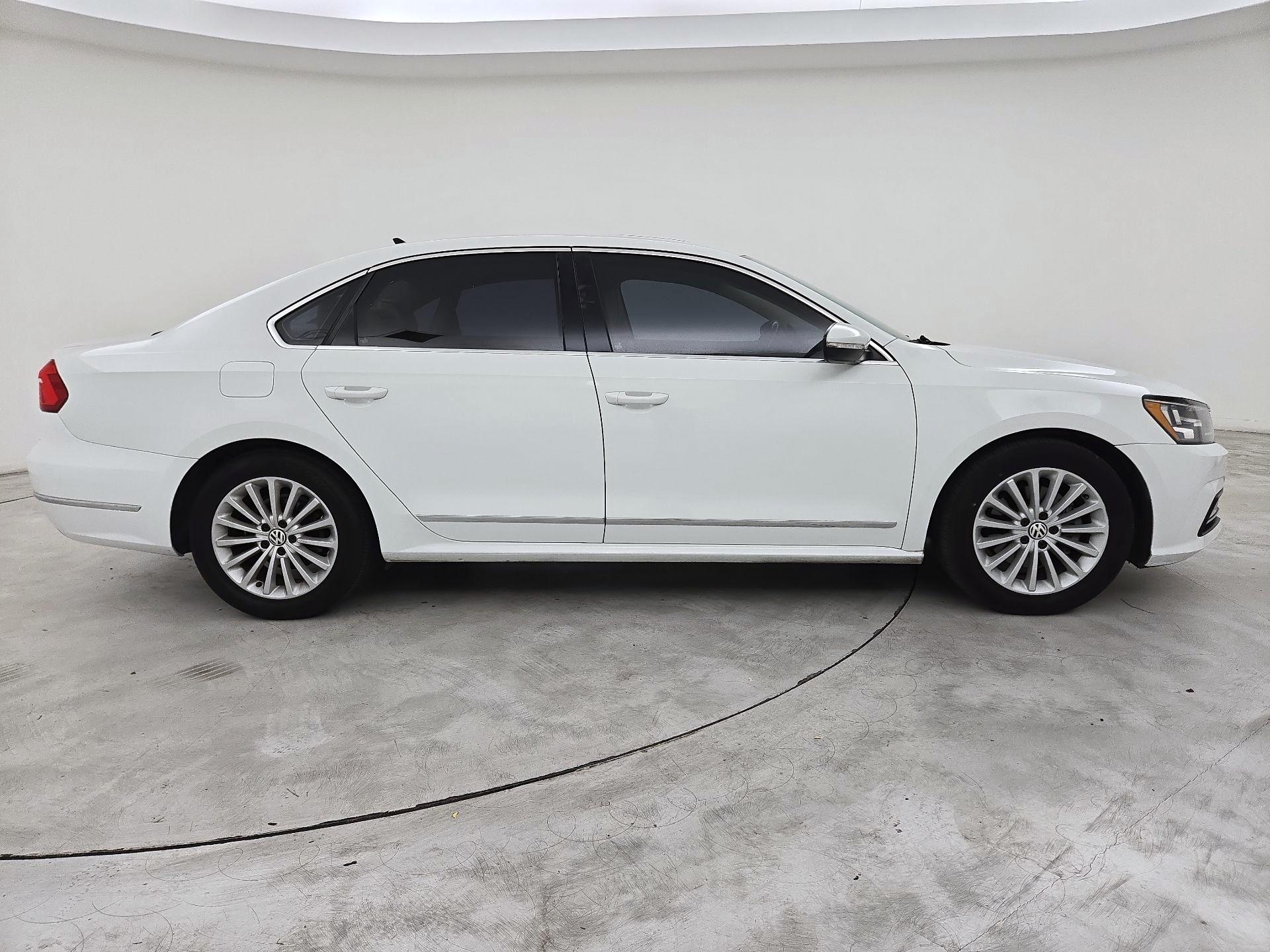 Thumbnail: 2016 Volkswagen Passat - 4