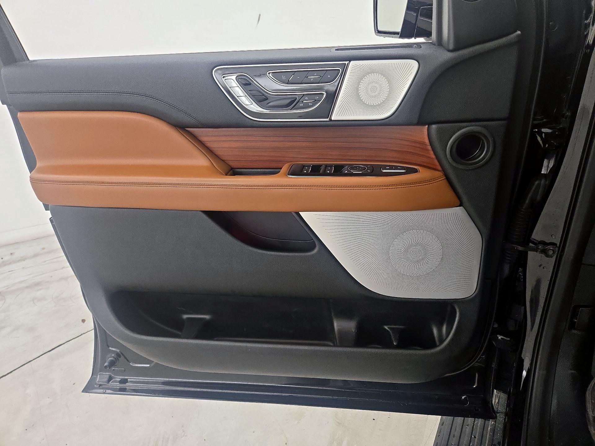 Thumbnail: 2020 Lincoln Navigator - 12