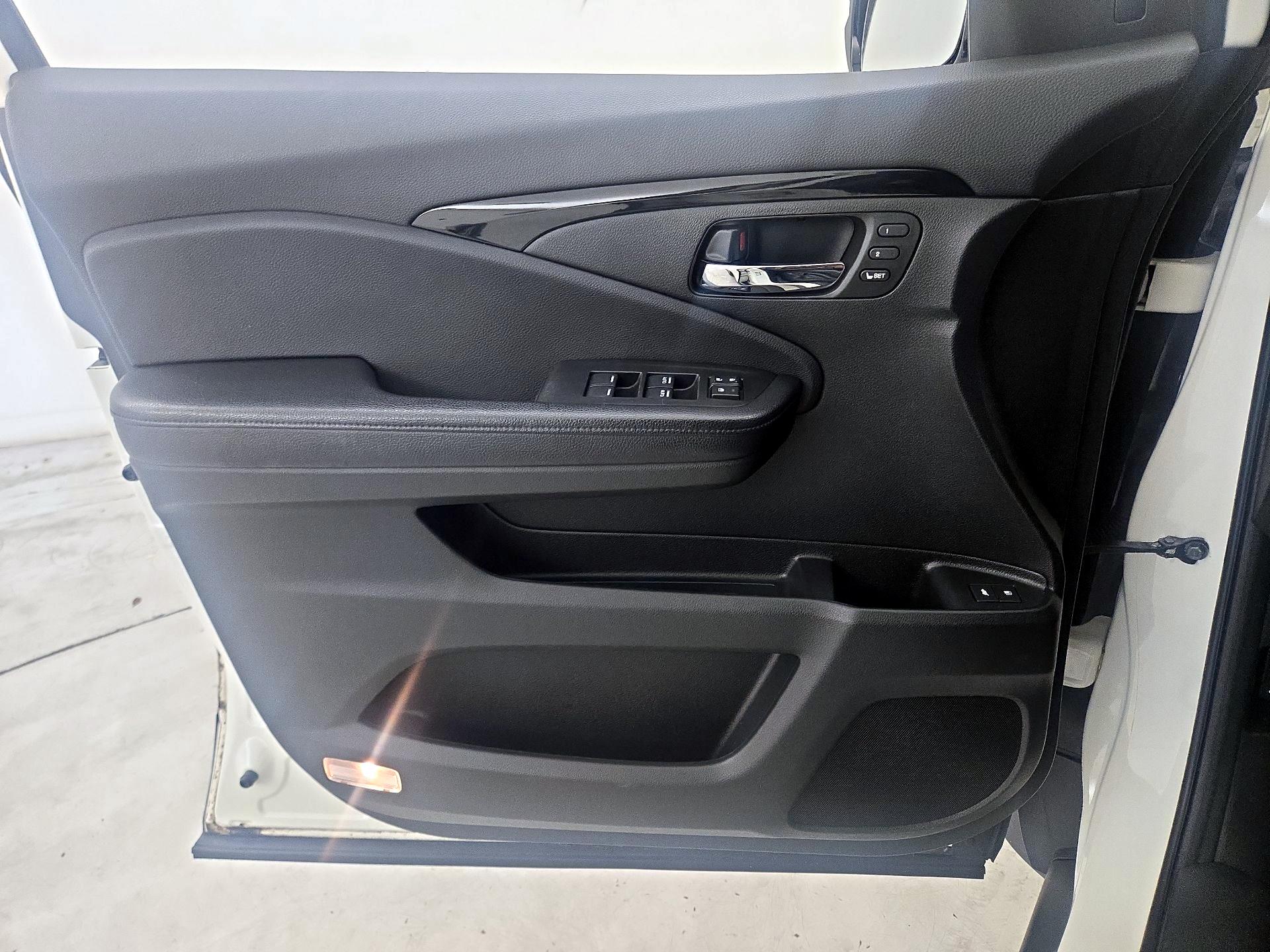 Thumbnail: 2017 Honda Pilot - 12