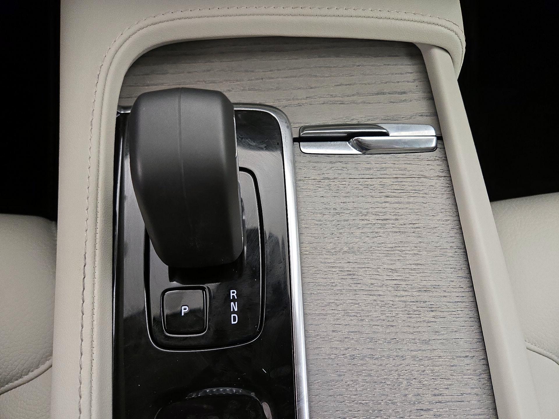Thumbnail: 2025 Volvo XC90 - 18