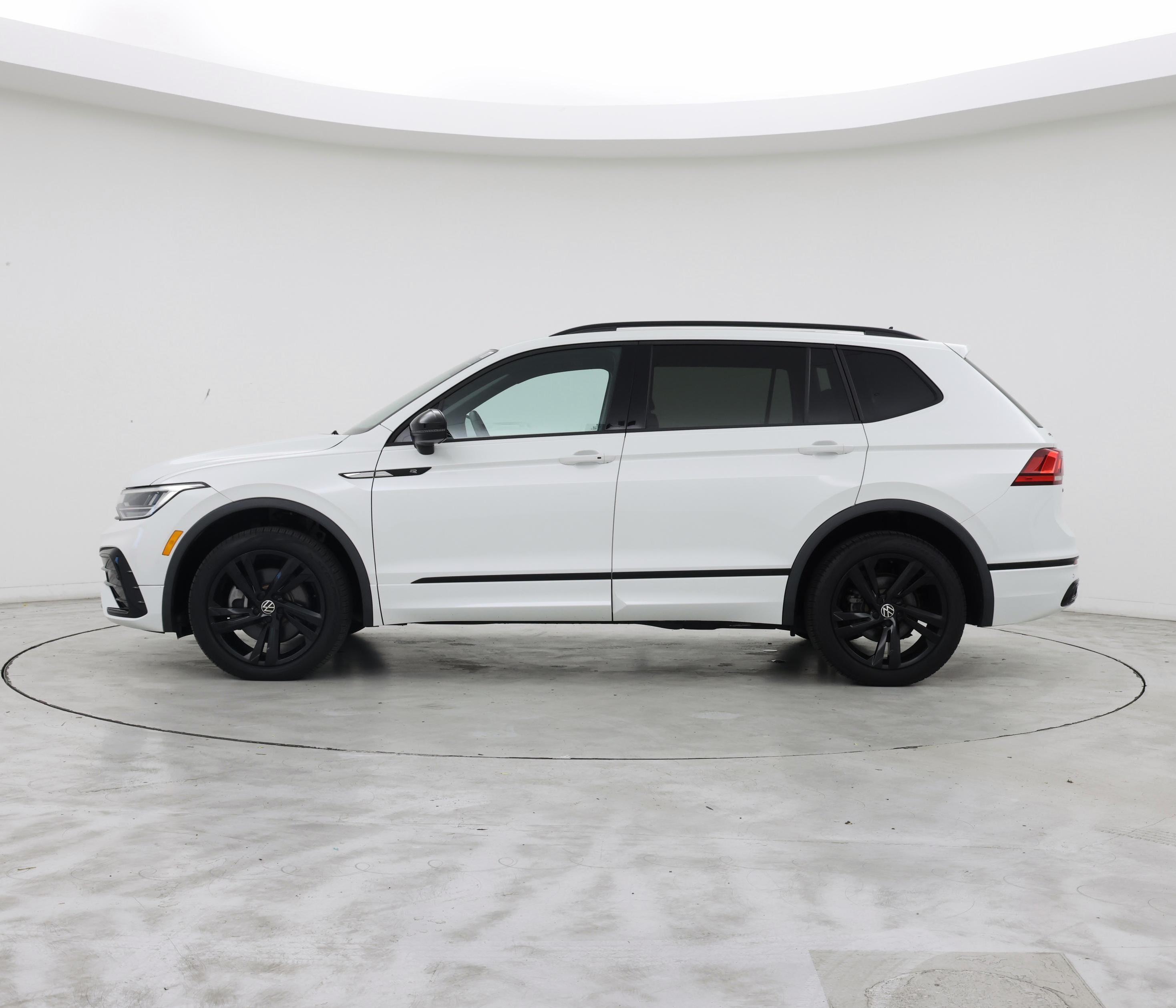 Thumbnail: 2023 Volkswagen Tiguan - 3