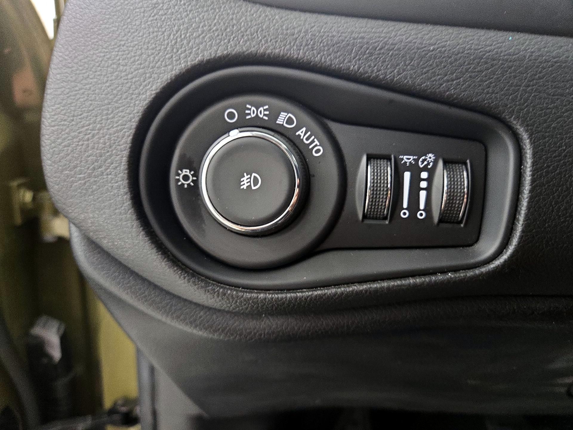 Thumbnail: 2015 Jeep Renegade - 13