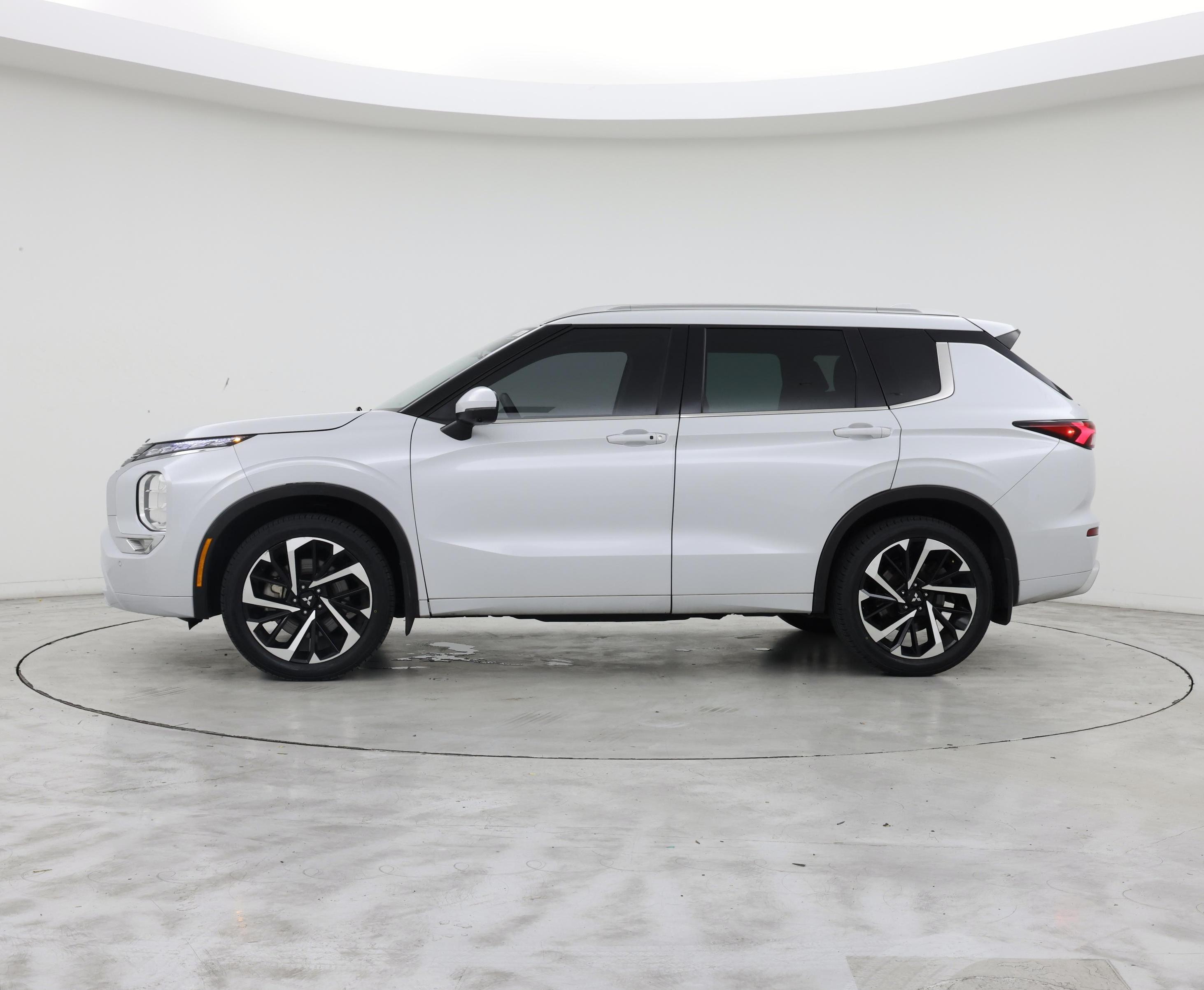 Thumbnail: 2022 Mitsubishi Outlander - 3