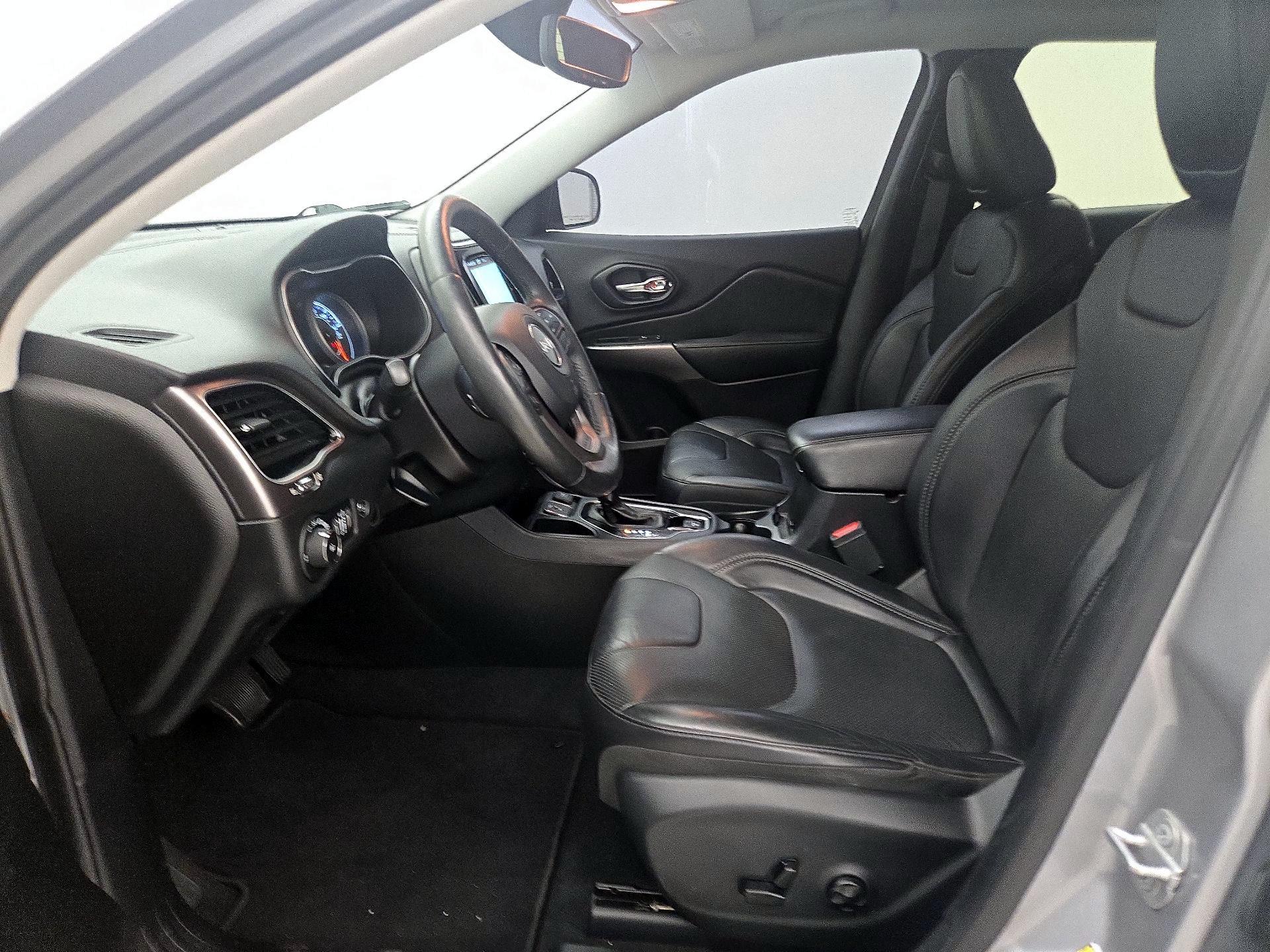 Thumbnail: 2019 Jeep Cherokee - 11