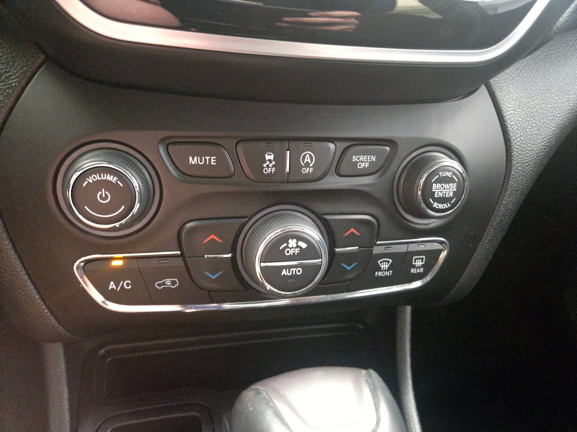 Thumbnail: 2019 Jeep Cherokee - 17