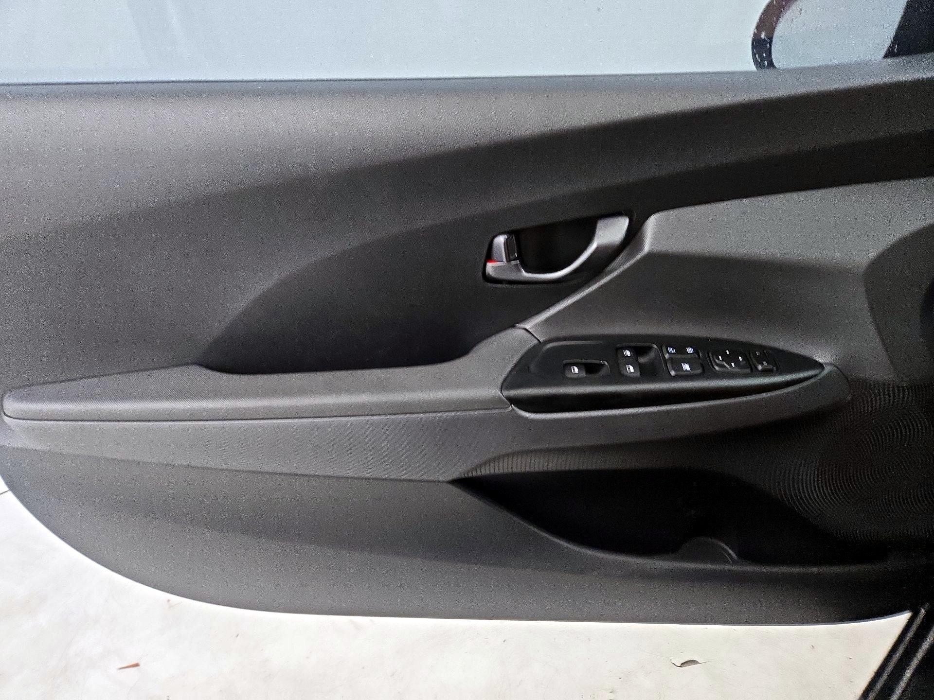 Thumbnail: 2020 Hyundai Veloster - 12