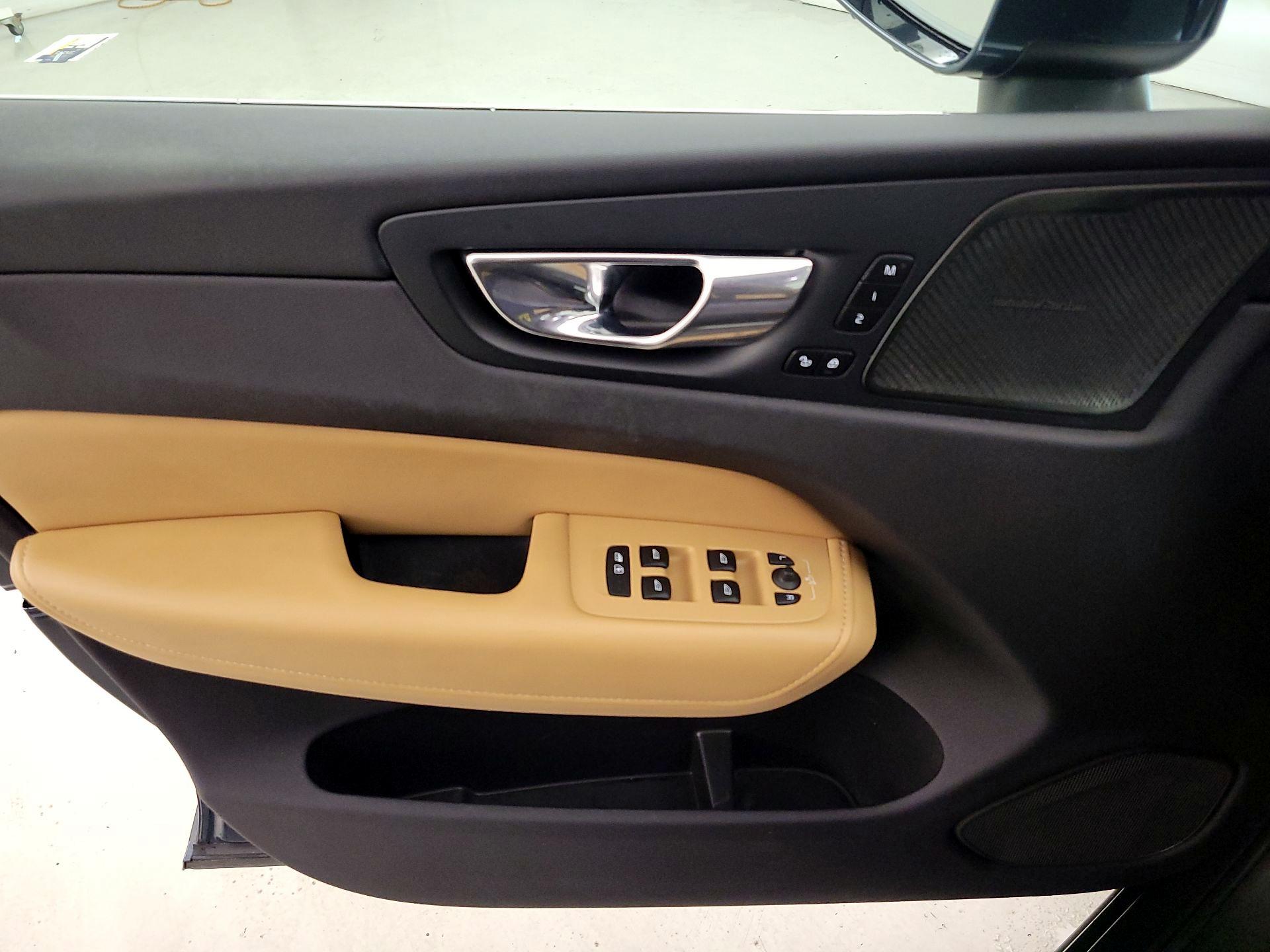 Thumbnail: 2022 Volvo XC60 - 10