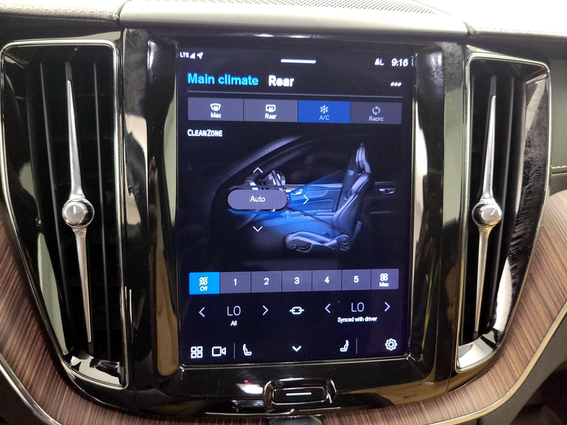 Thumbnail: 2022 Volvo XC60 - 15