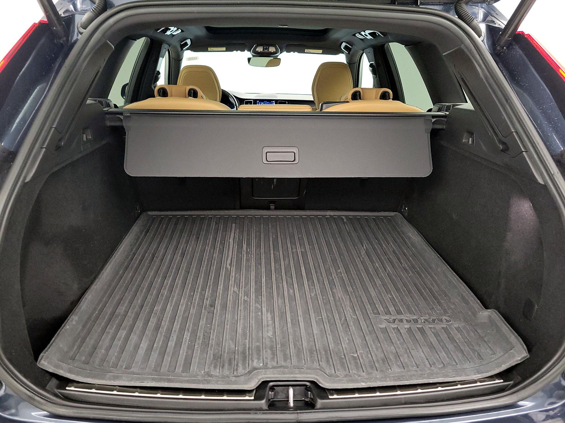 Thumbnail: 2022 Volvo XC60 - 20