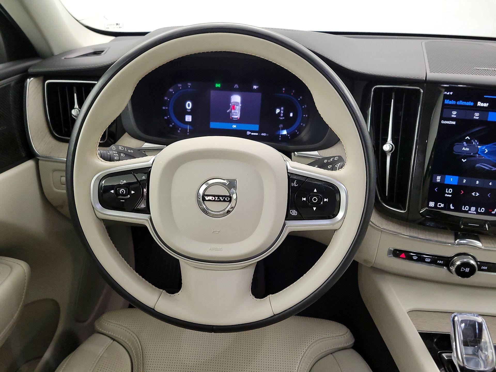 Thumbnail: 2022 Volvo XC60 - 10