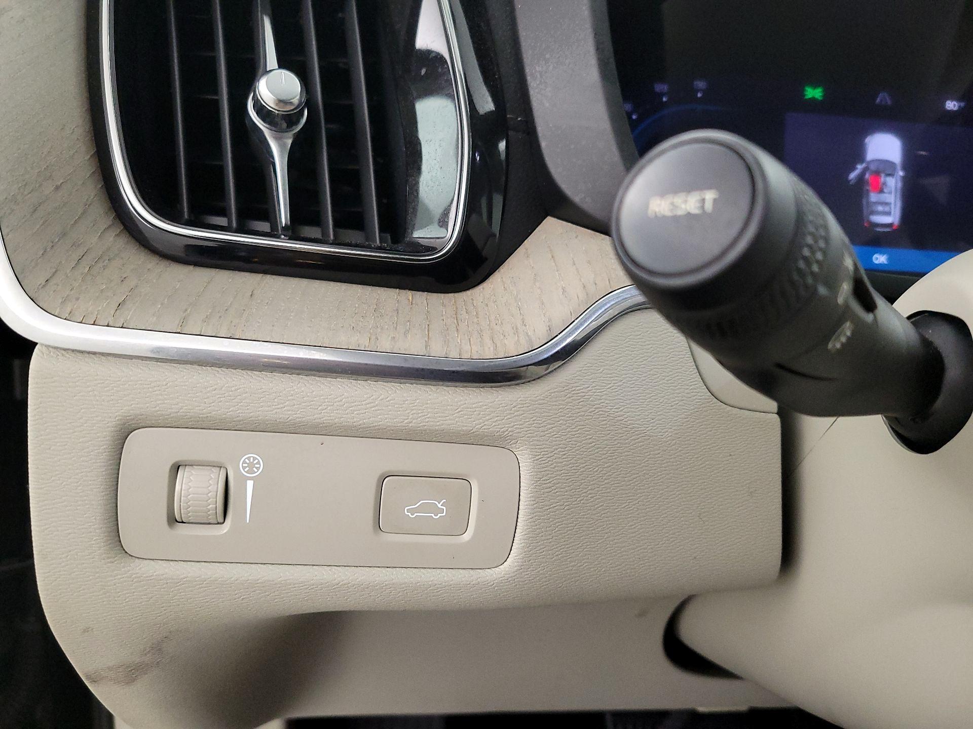 Thumbnail: 2022 Volvo XC60 - 13