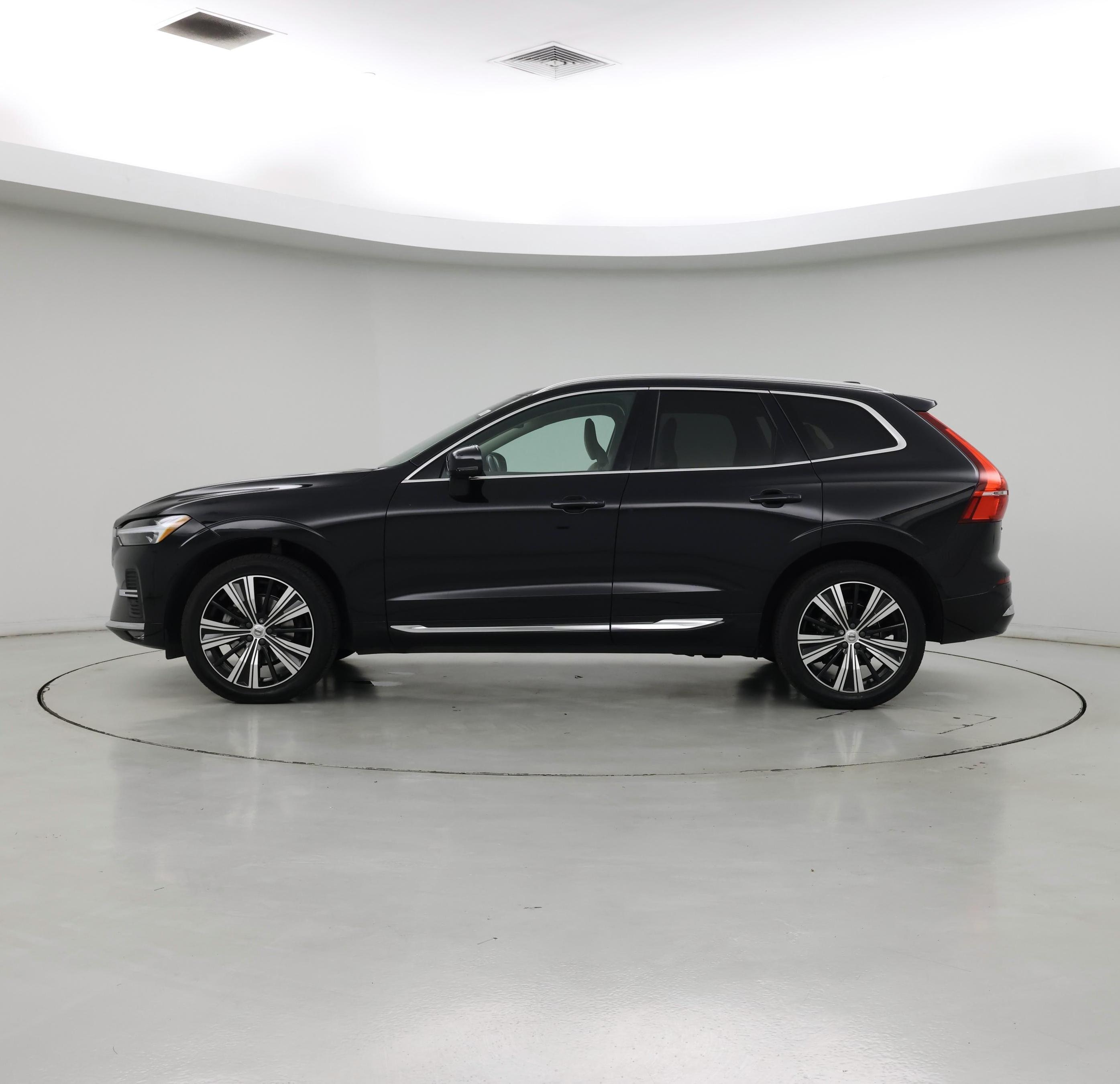 Thumbnail: 2022 Volvo XC60 - 3