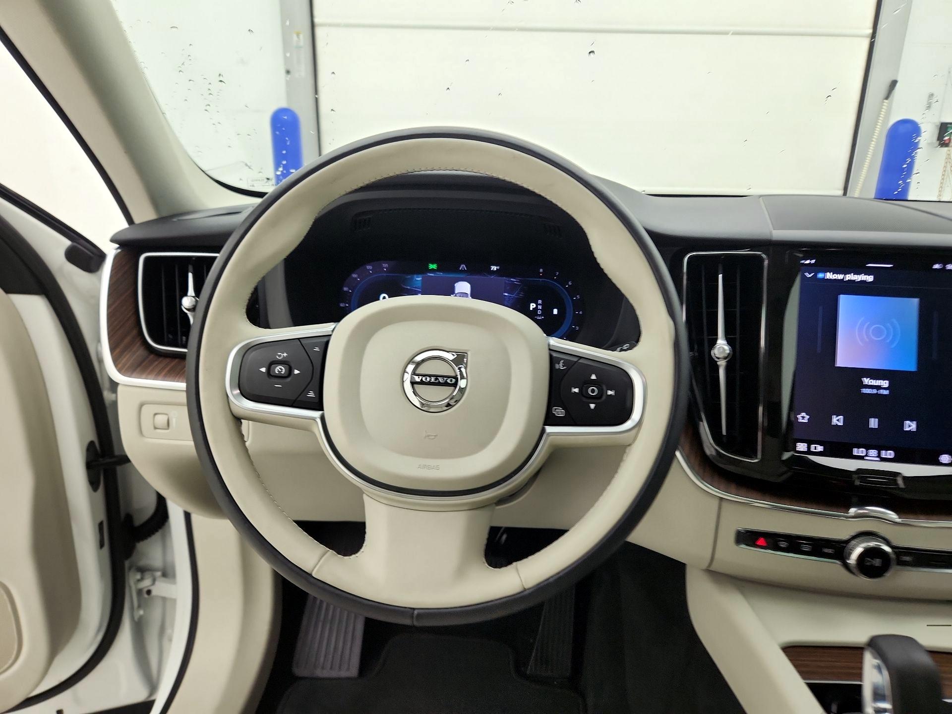 Thumbnail: 2022 Volvo XC60 - 10
