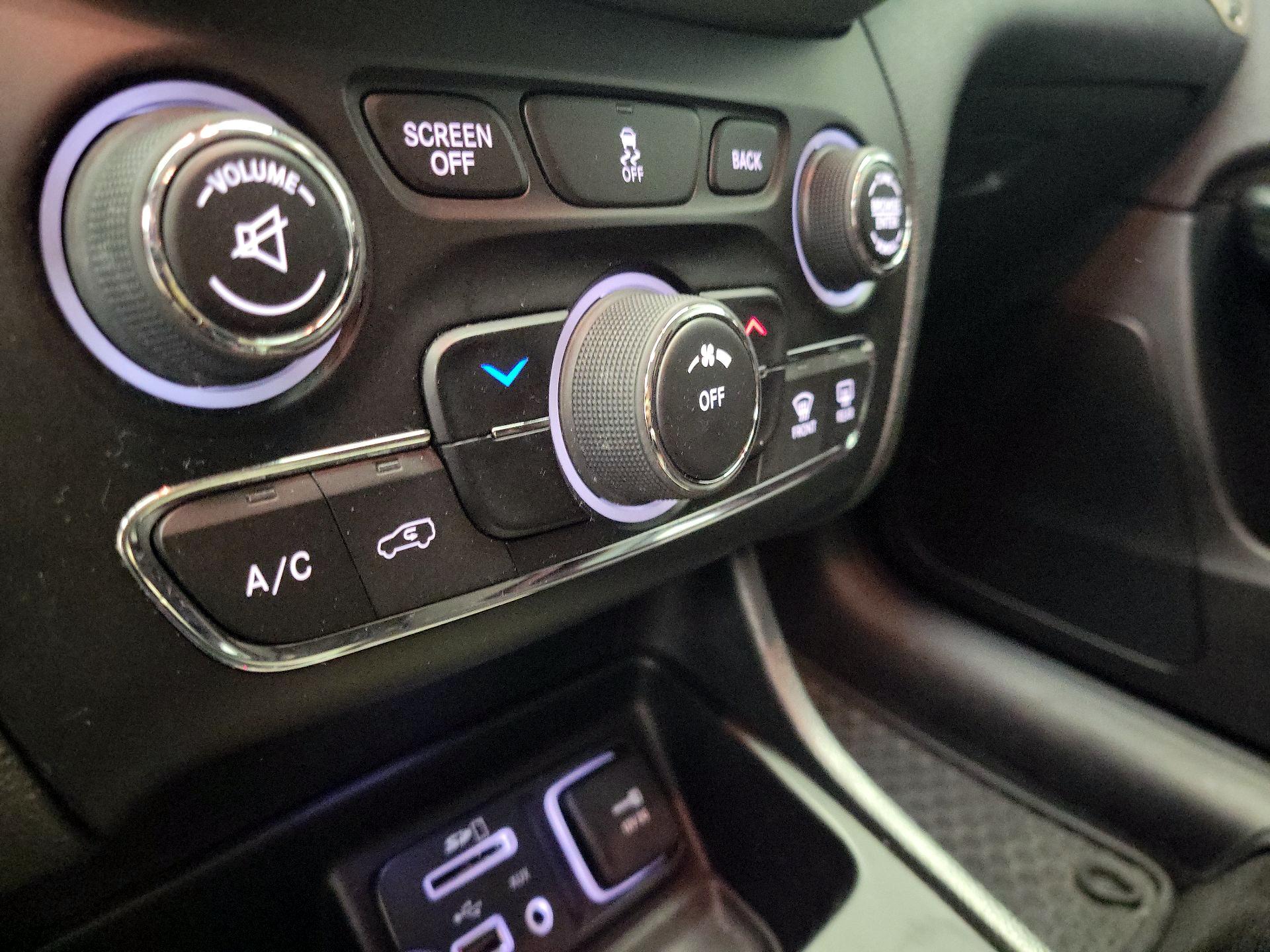 Thumbnail: 2014 Jeep Cherokee - 16