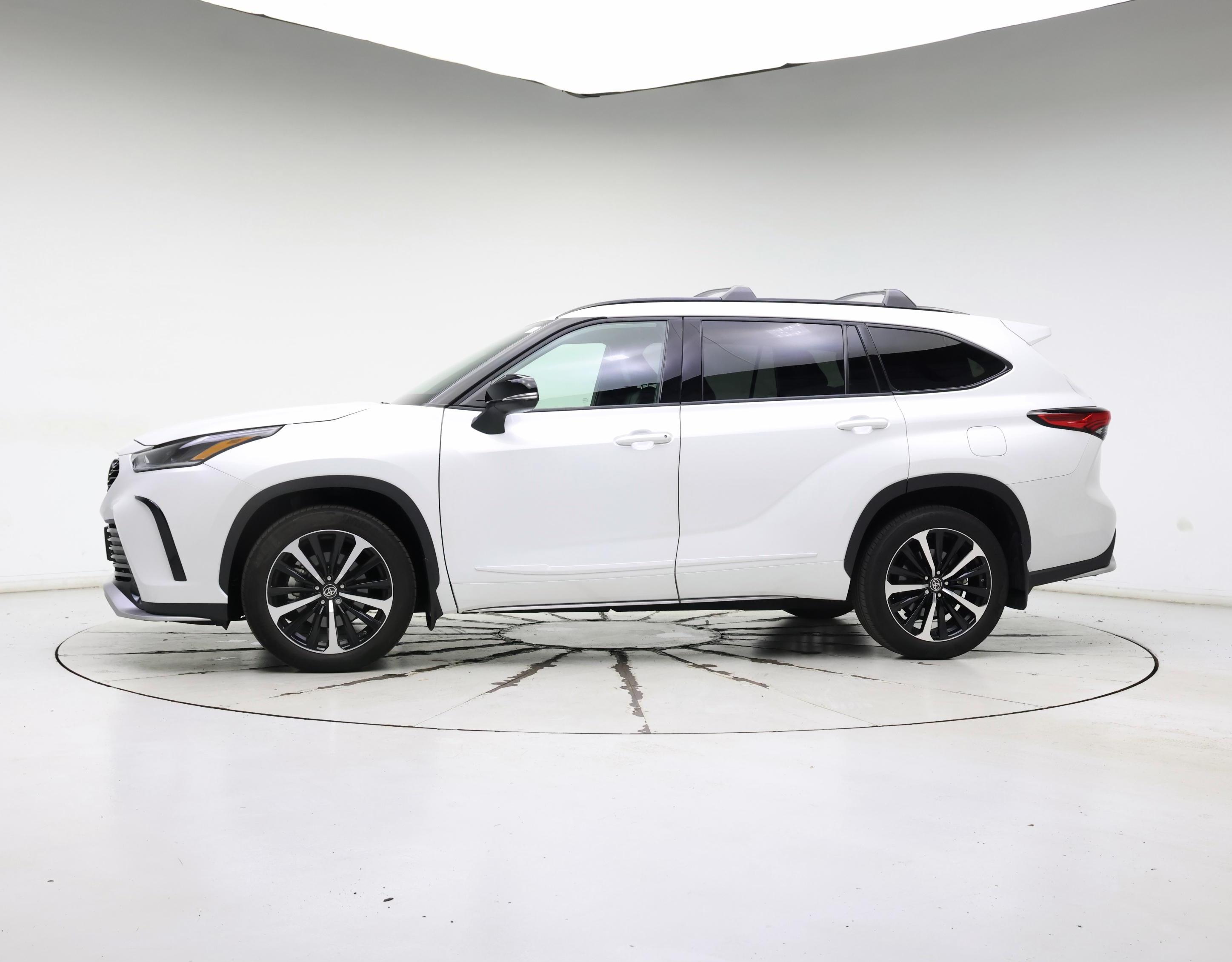 Thumbnail: 2022 Toyota Highlander - 3