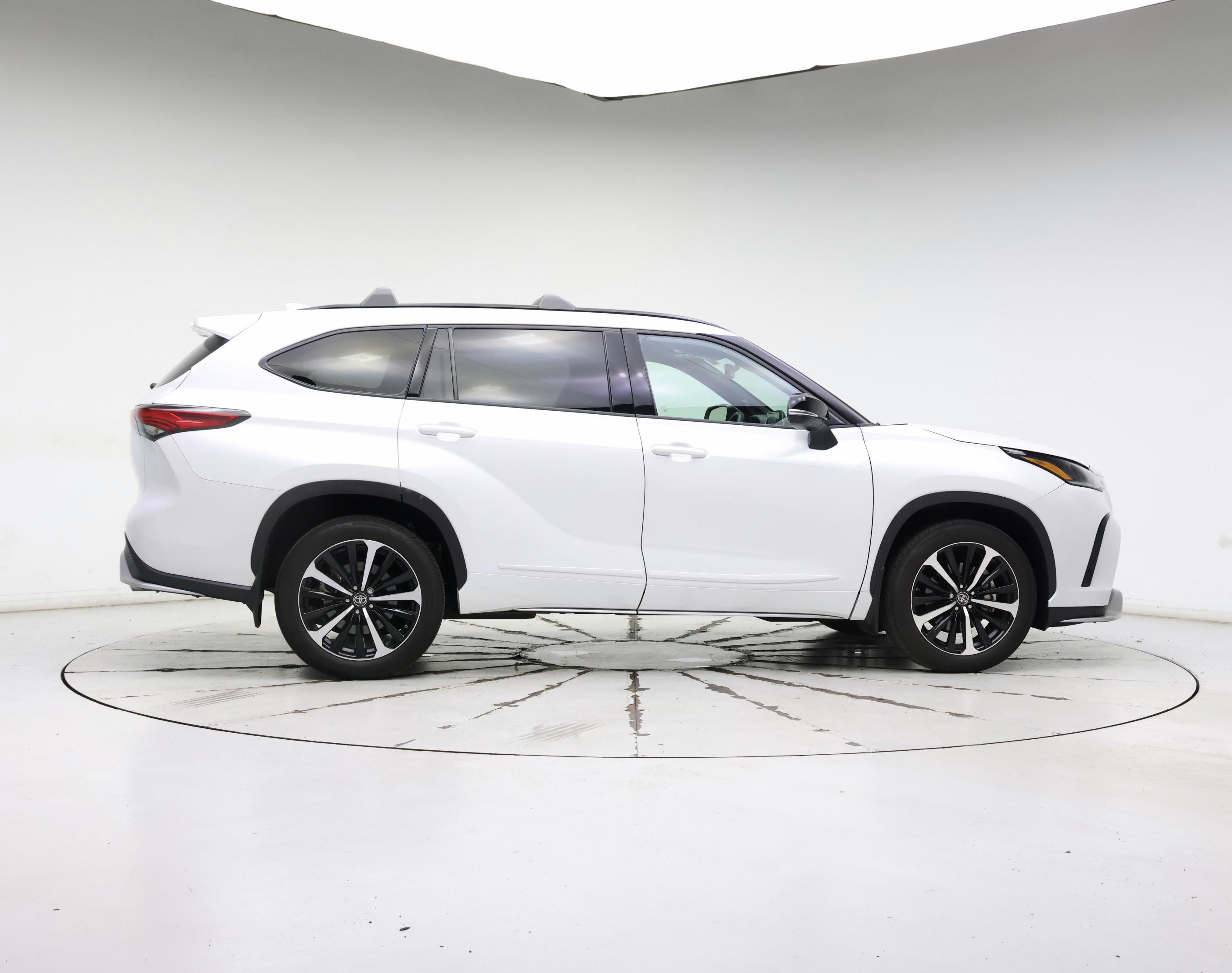Thumbnail: 2022 Toyota Highlander - 7