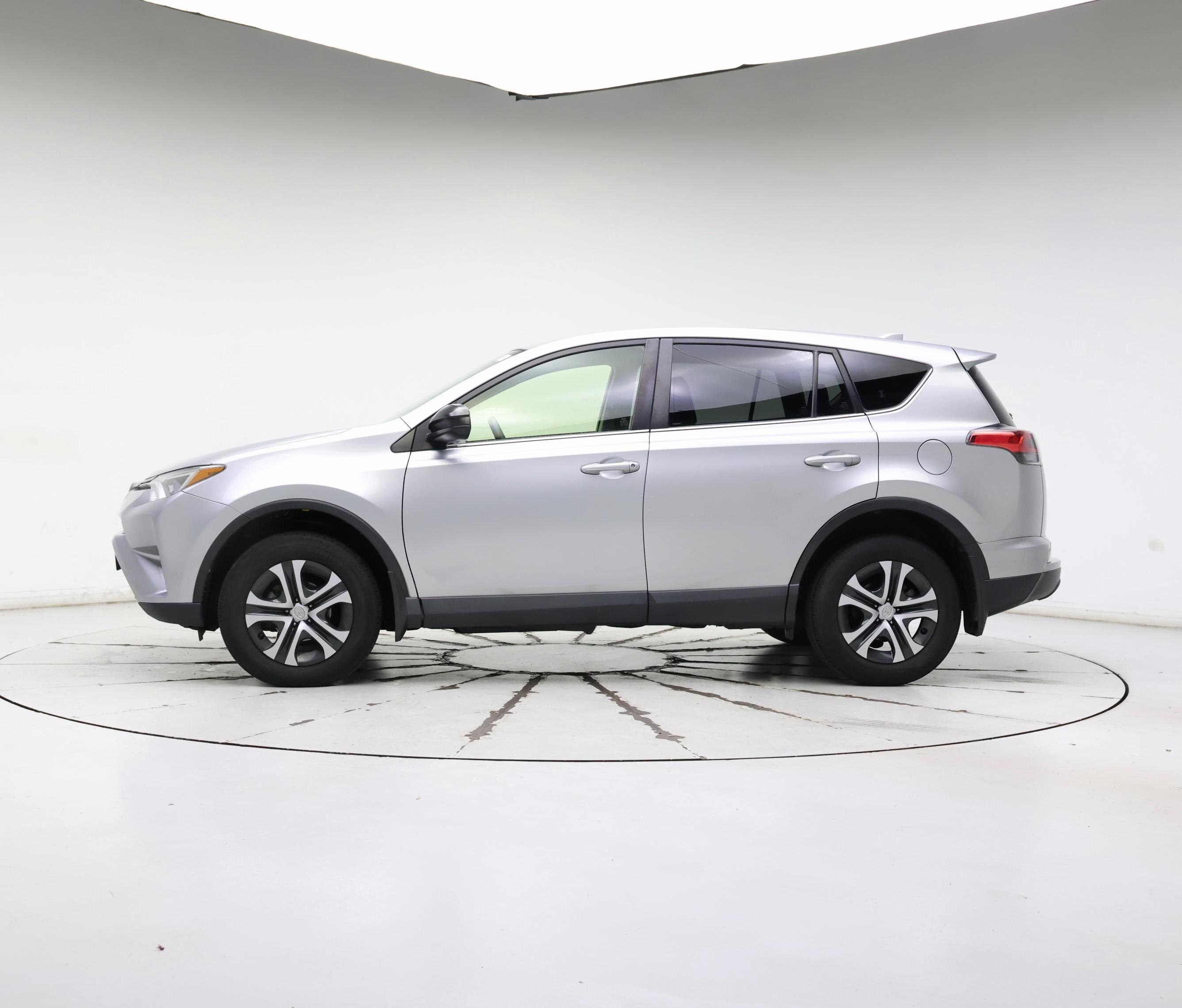 Thumbnail: 2018 Toyota RAV4 - 3