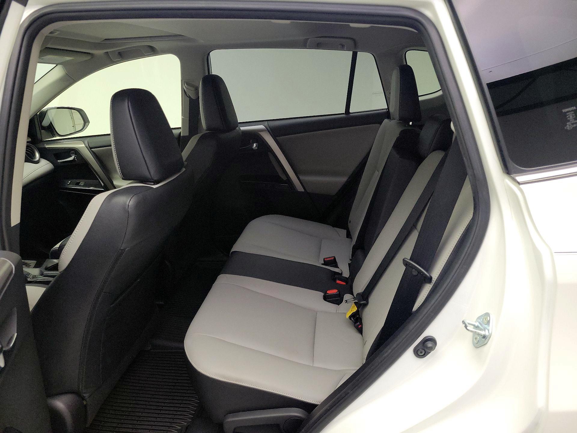 Thumbnail: 2018 Toyota RAV4 - 20
