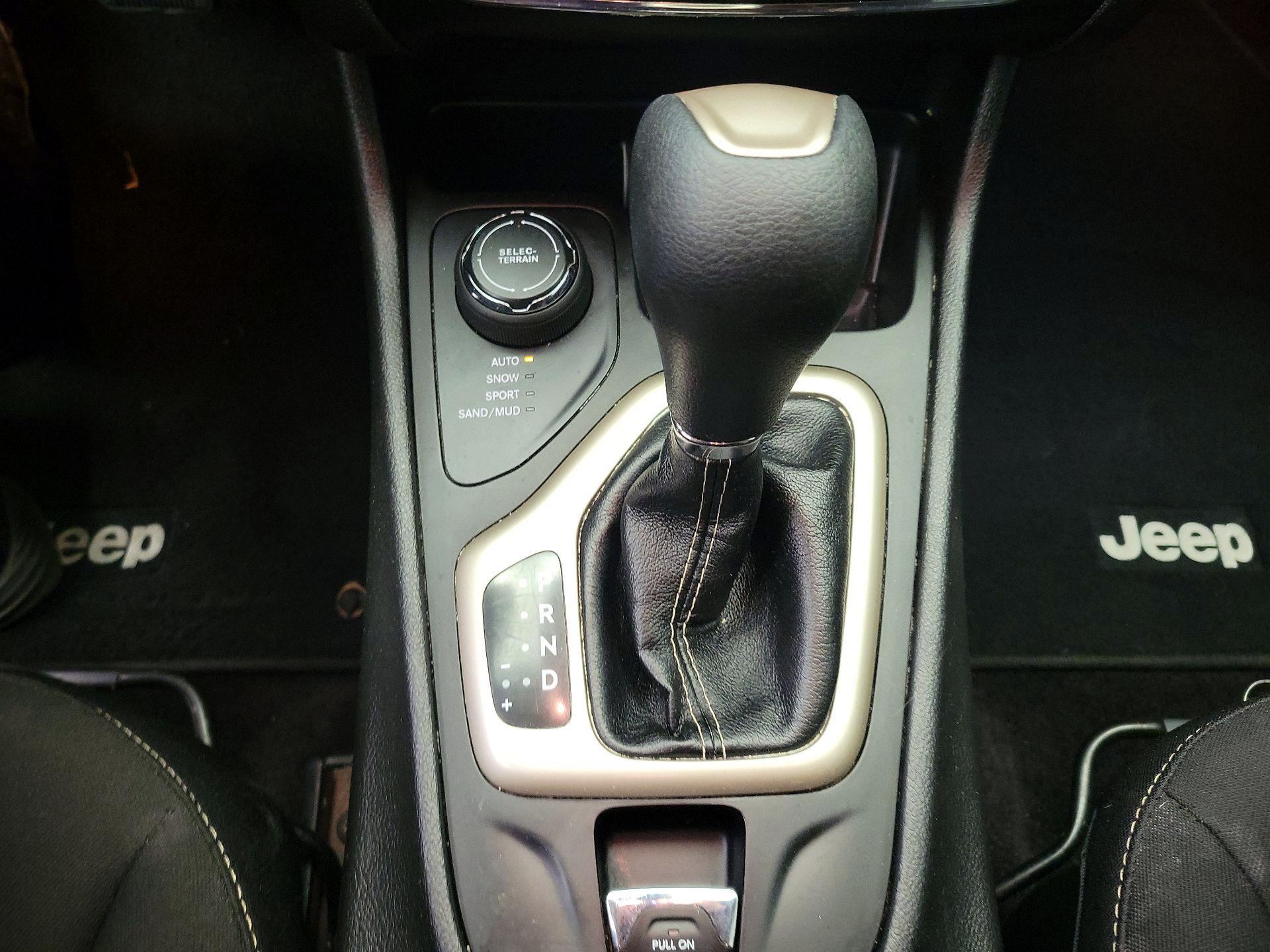 Thumbnail: 2017 Jeep Cherokee - 17