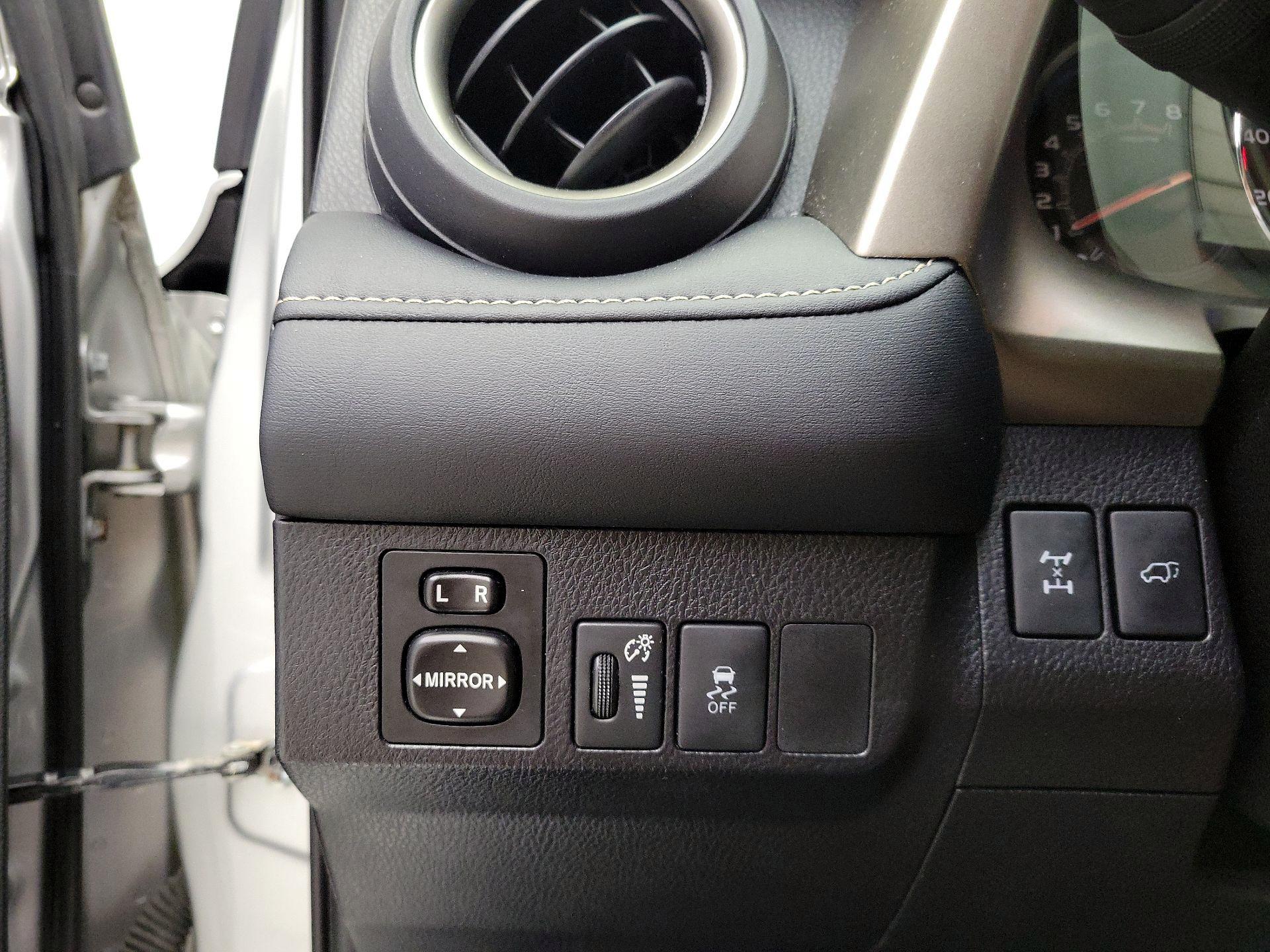 Thumbnail: 2014 Toyota RAV4 - 13