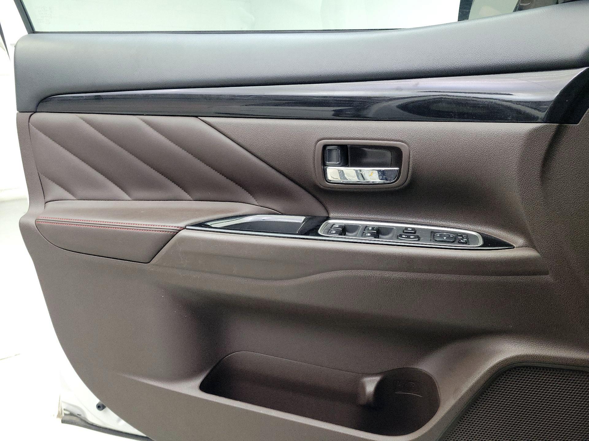 Thumbnail: 2018 Mitsubishi Outlander - 12