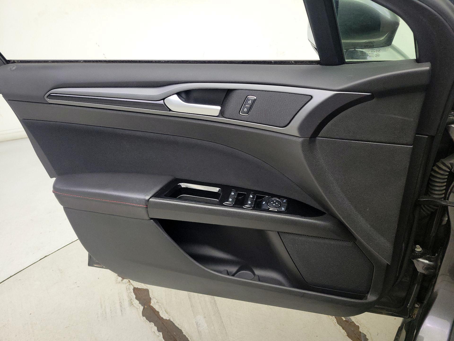 Thumbnail: 2016 Ford Fusion - 12