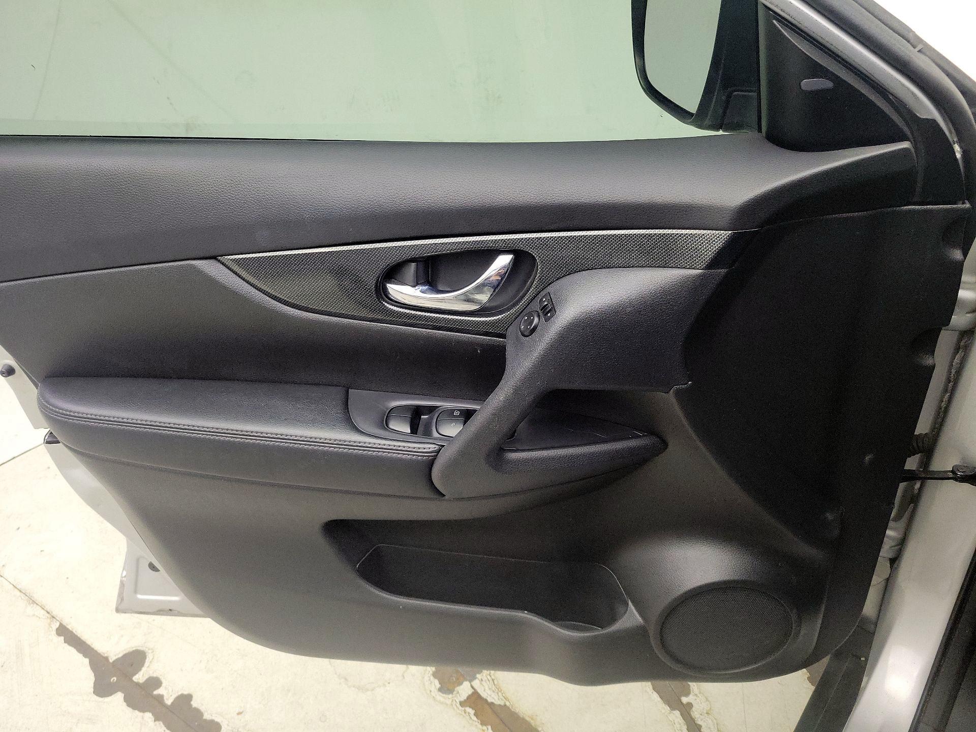 Thumbnail: 2015 Nissan Rogue - 12