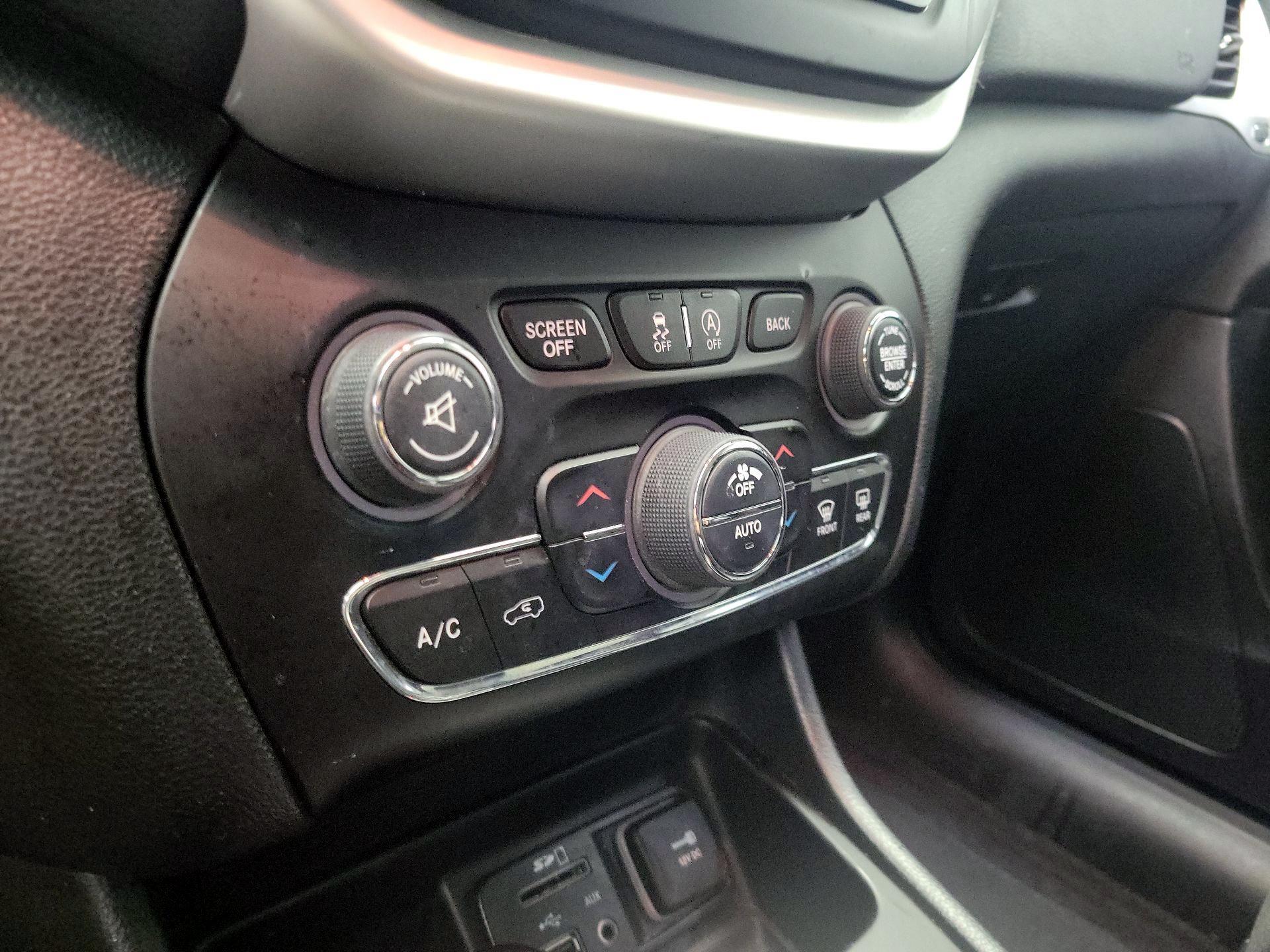 Thumbnail: 2016 Jeep Cherokee - 17