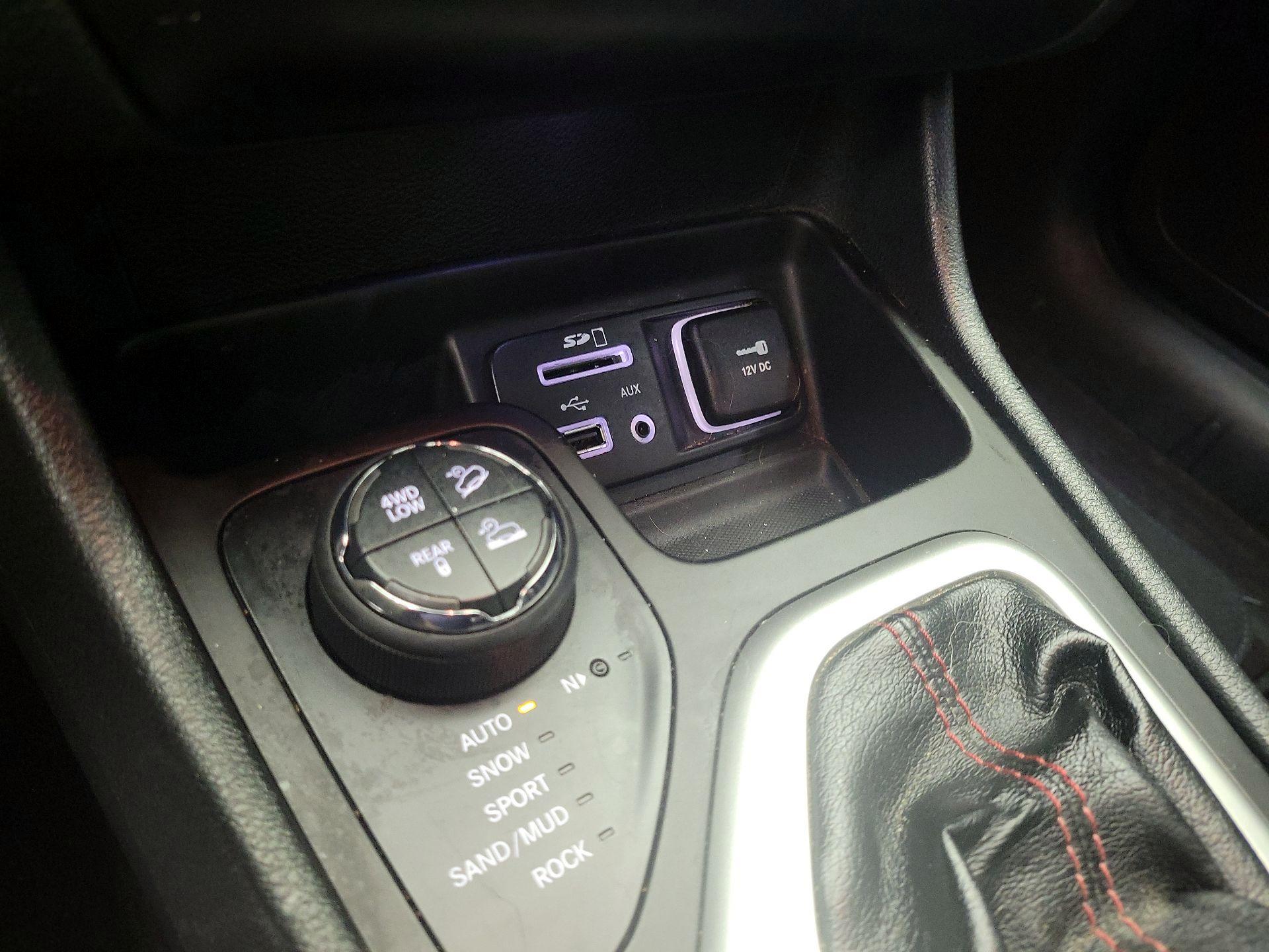 Thumbnail: 2016 Jeep Cherokee - 19