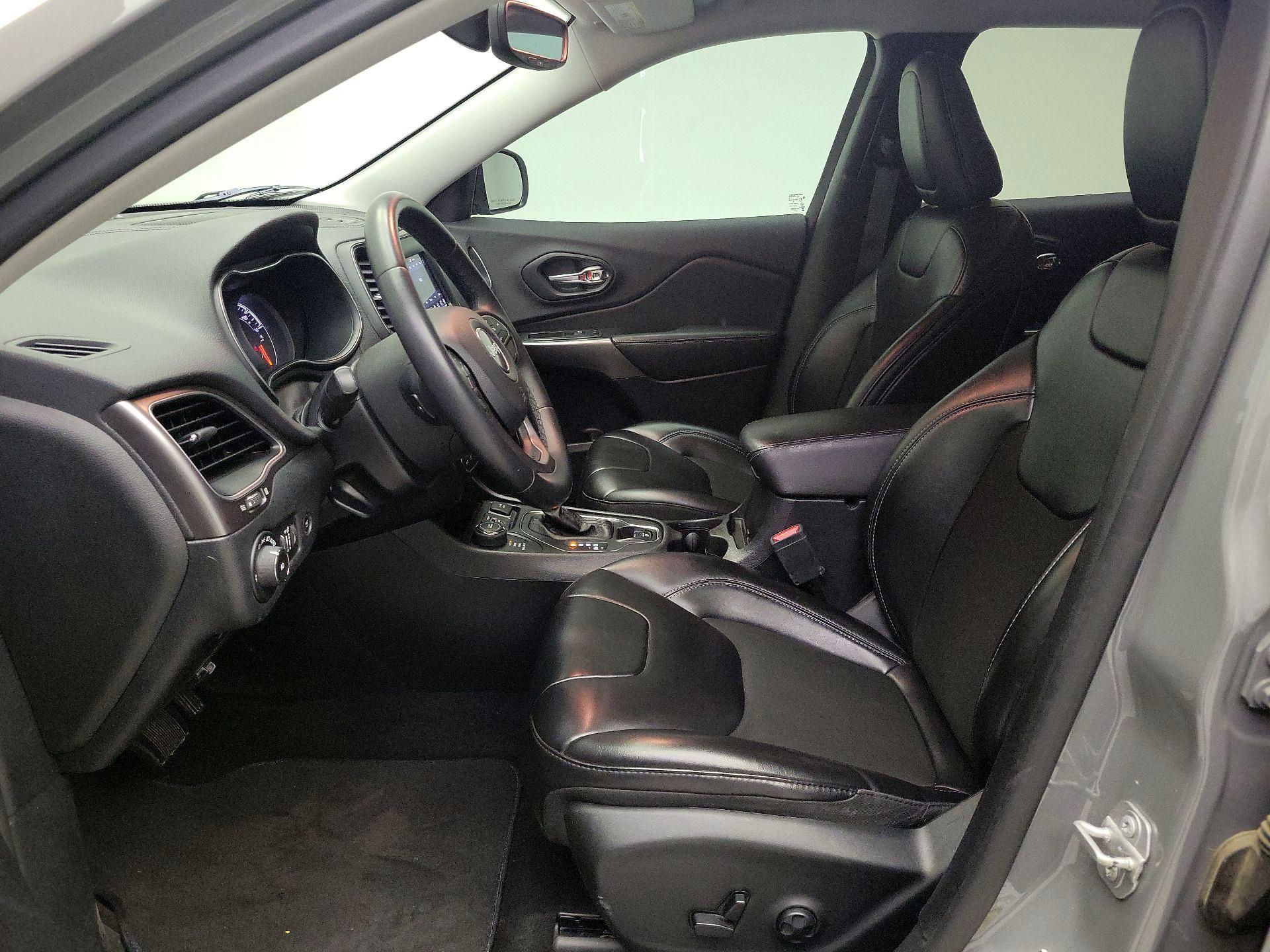 Thumbnail: 2019 Jeep Cherokee - 11