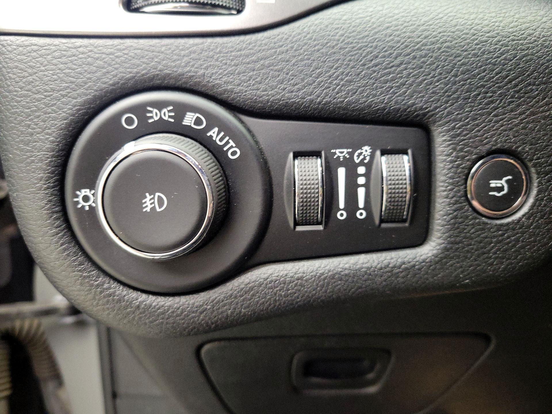 Thumbnail: 2019 Jeep Cherokee - 13