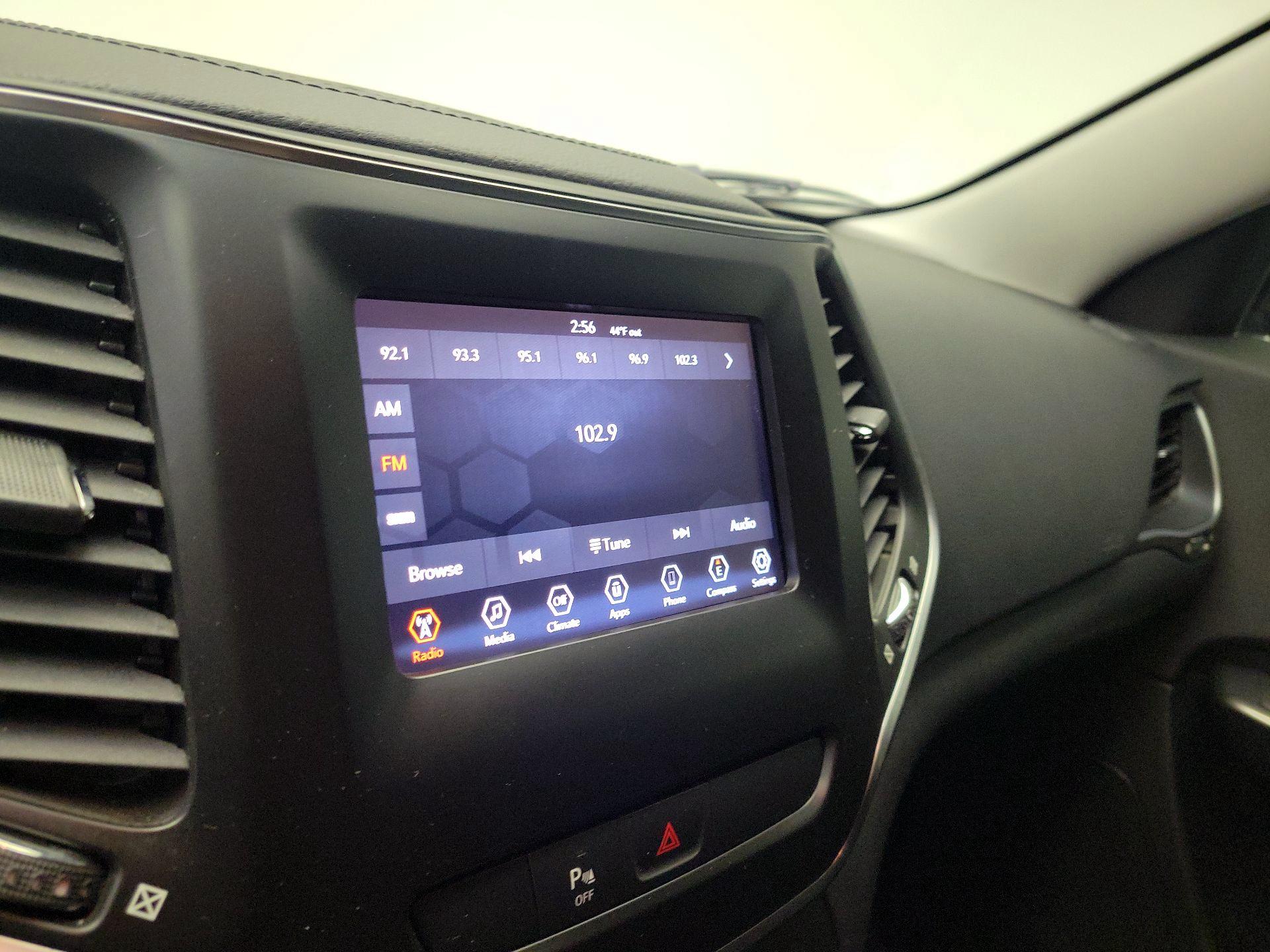 Thumbnail: 2019 Jeep Cherokee - 15