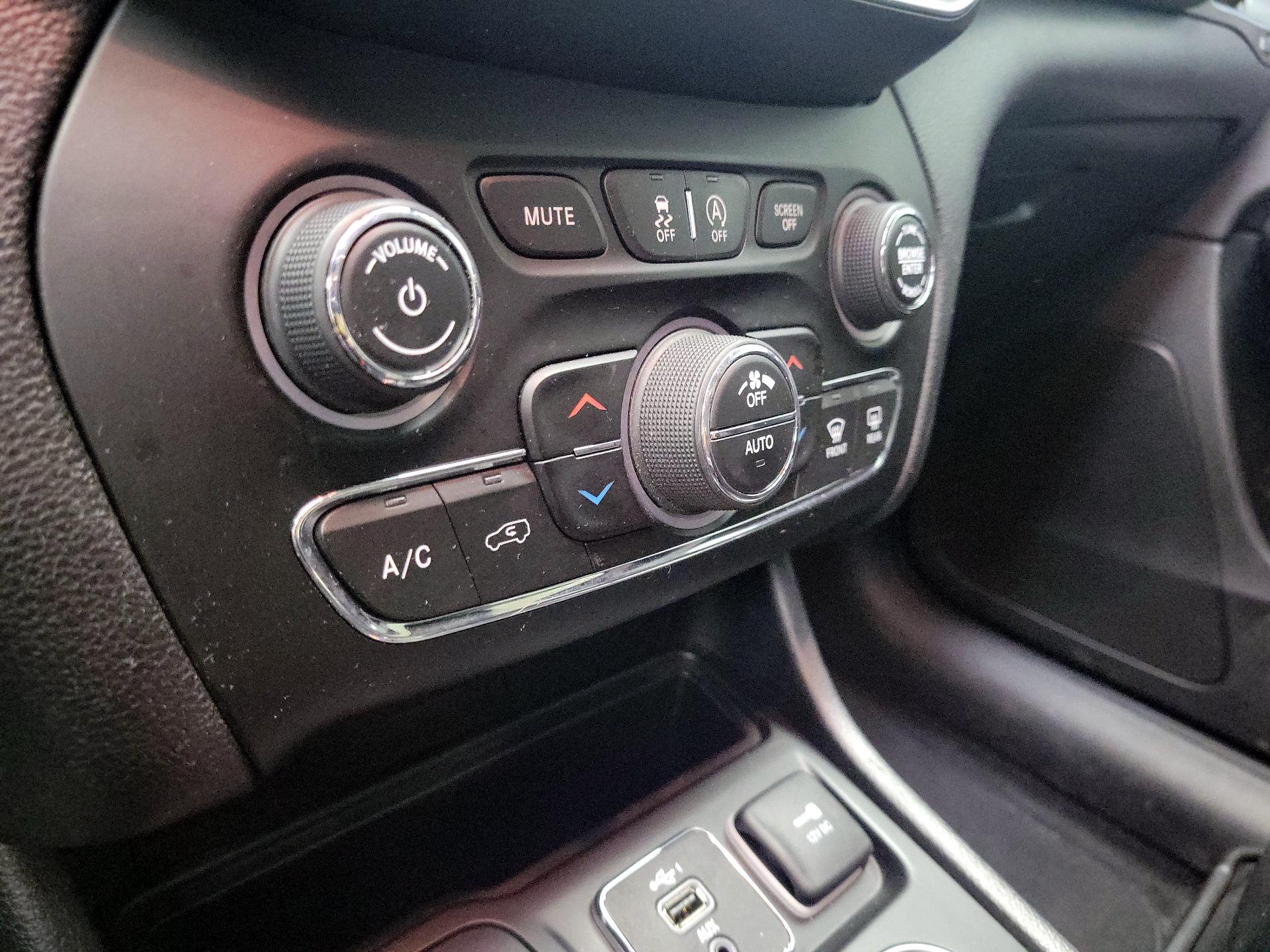 Thumbnail: 2019 Jeep Cherokee - 16