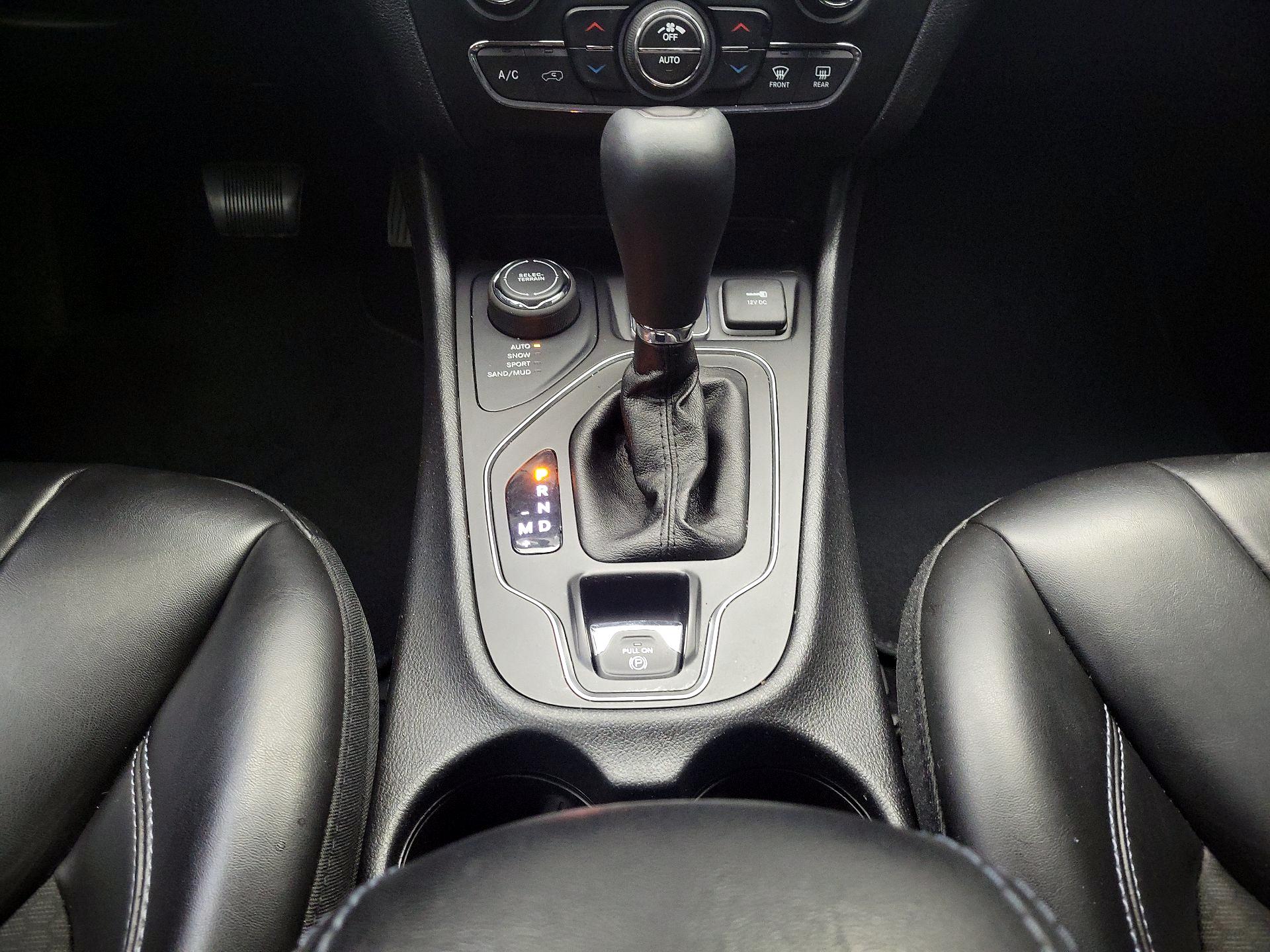 Thumbnail: 2019 Jeep Cherokee - 17