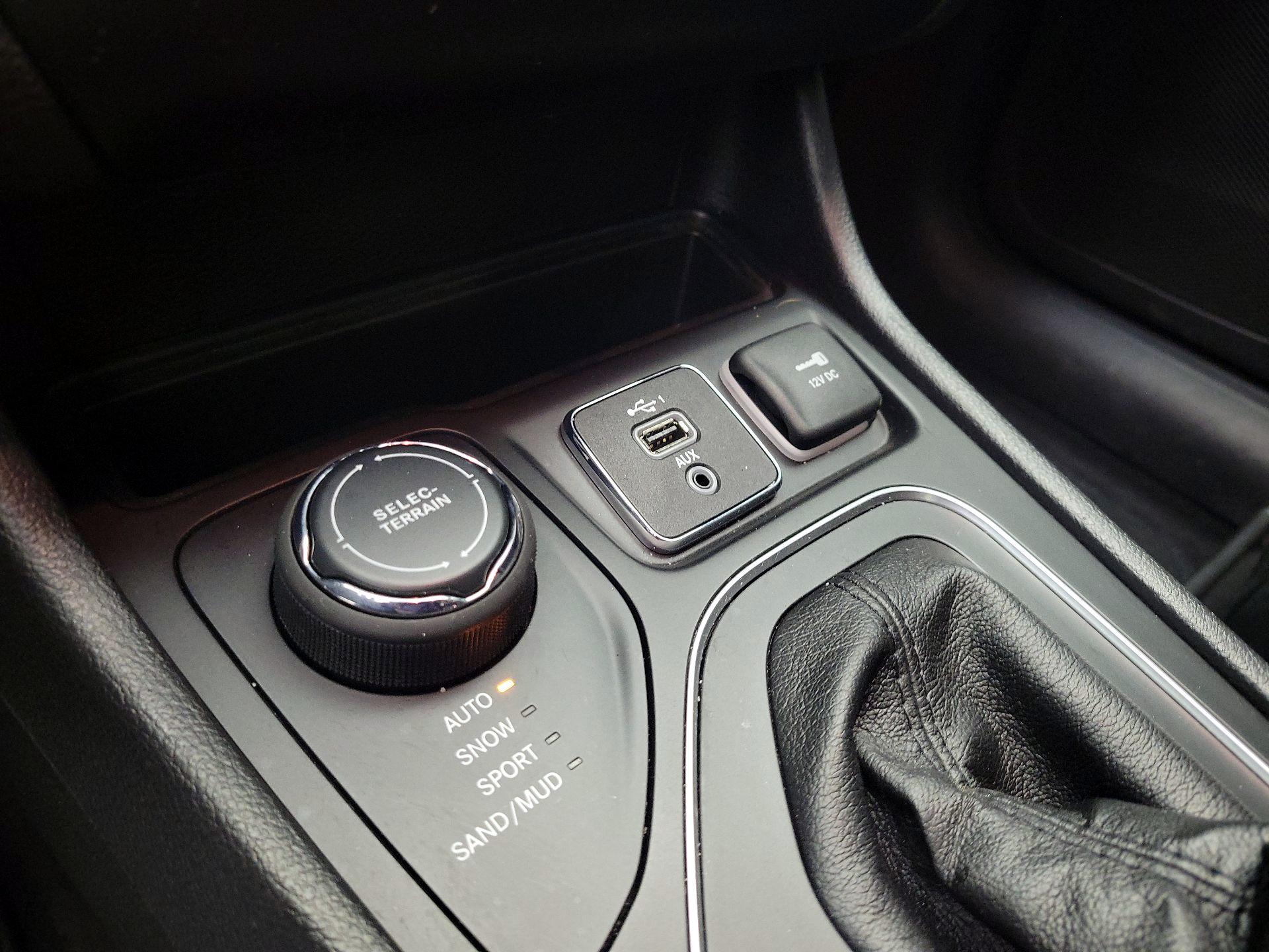 Thumbnail: 2019 Jeep Cherokee - 18