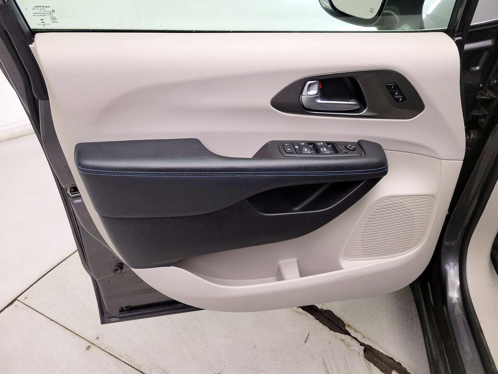 Thumbnail: 2021 Chrysler Pacifica - 12