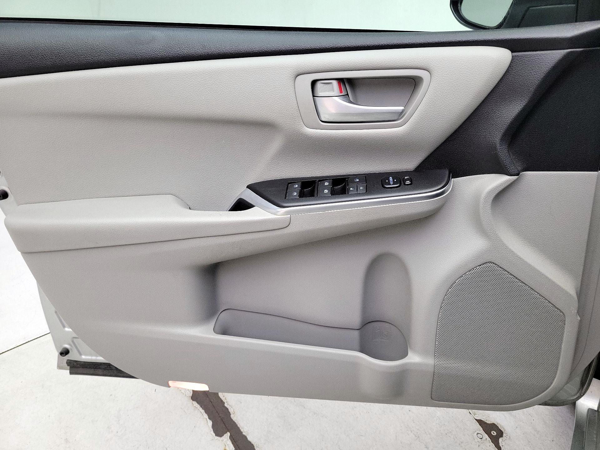 Thumbnail: 2016 Toyota Camry - 12