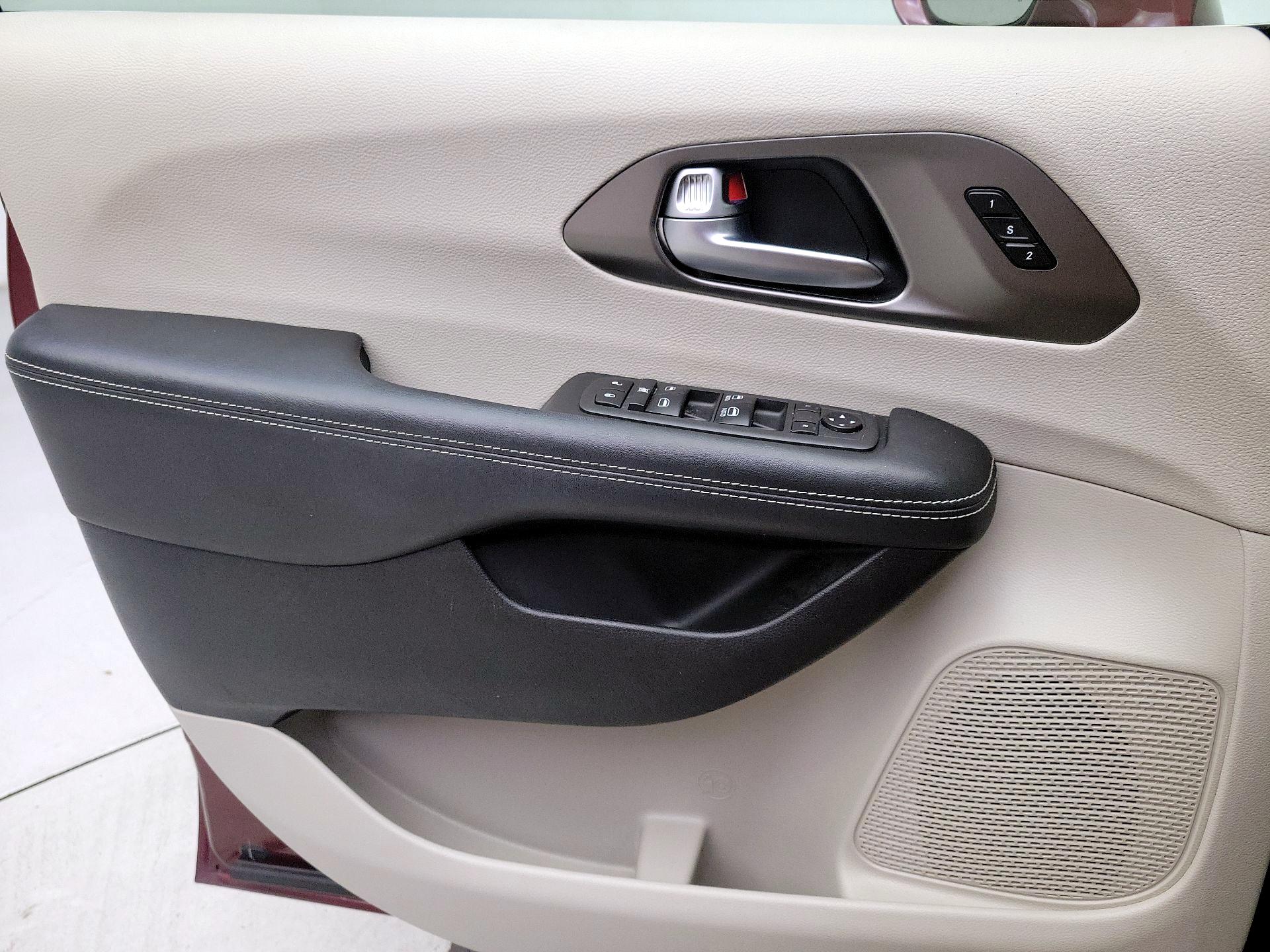 Thumbnail: 2021 Chrysler Pacifica - 12