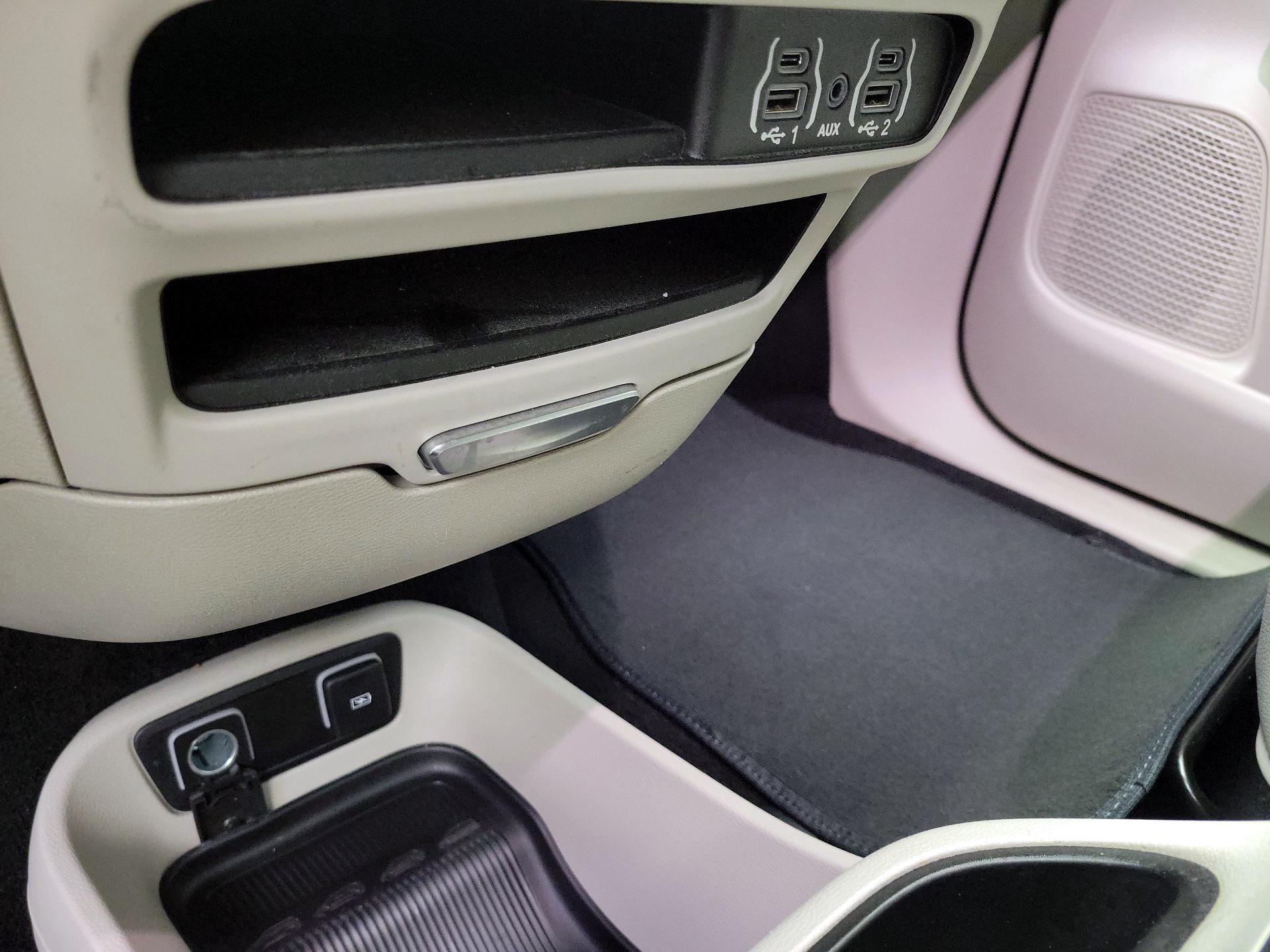 Thumbnail: 2021 Chrysler Pacifica - 18