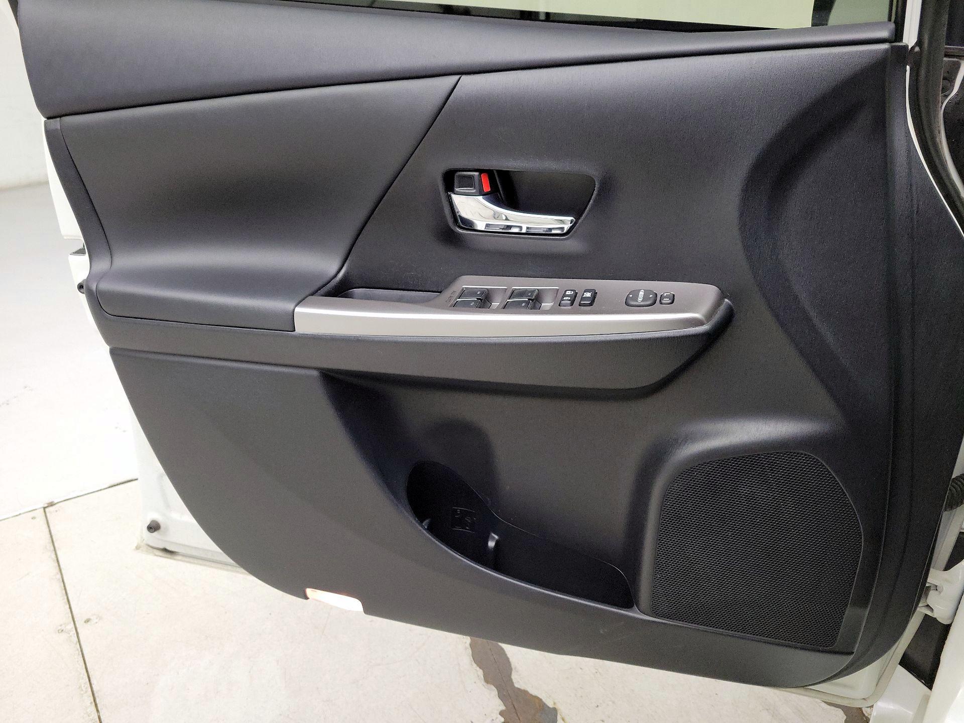 Thumbnail: 2015 Toyota Prius v - 12