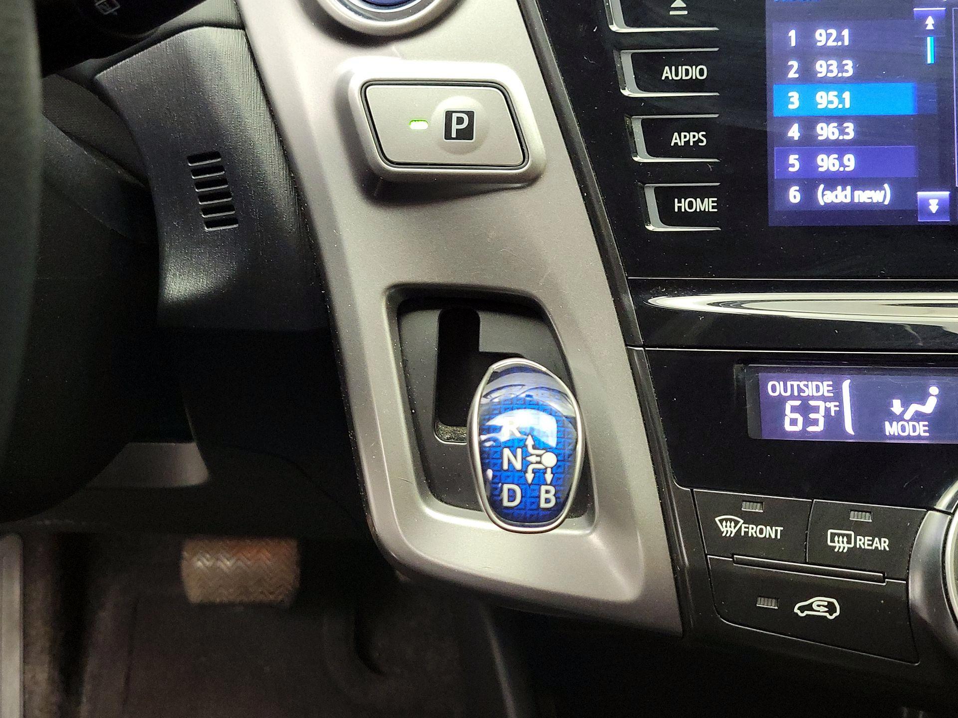 Thumbnail: 2015 Toyota Prius v - 18