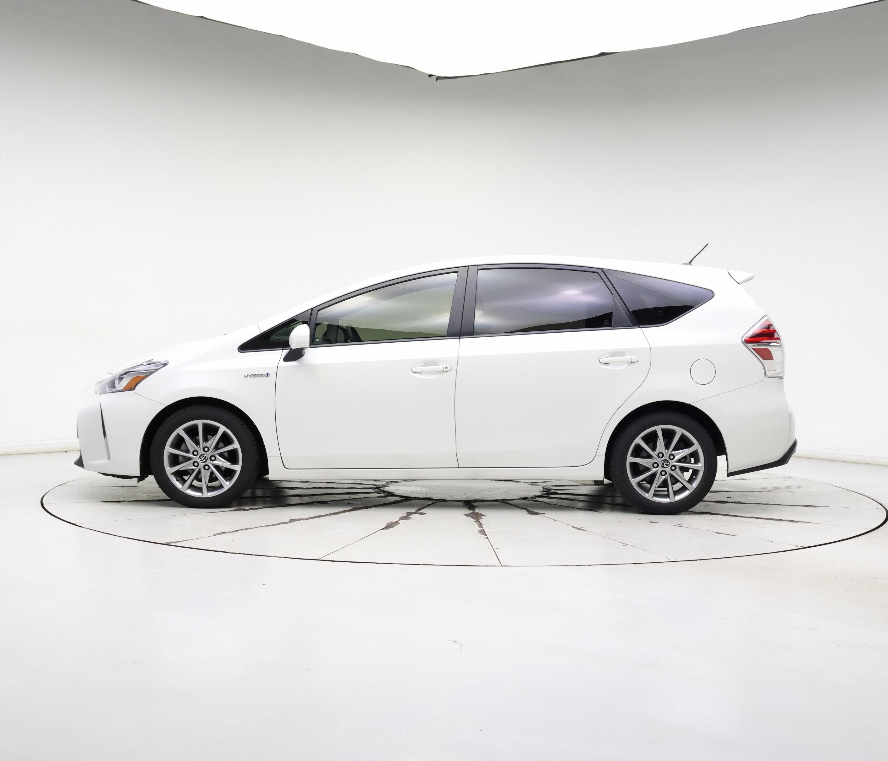 Thumbnail: 2015 Toyota Prius v - 3