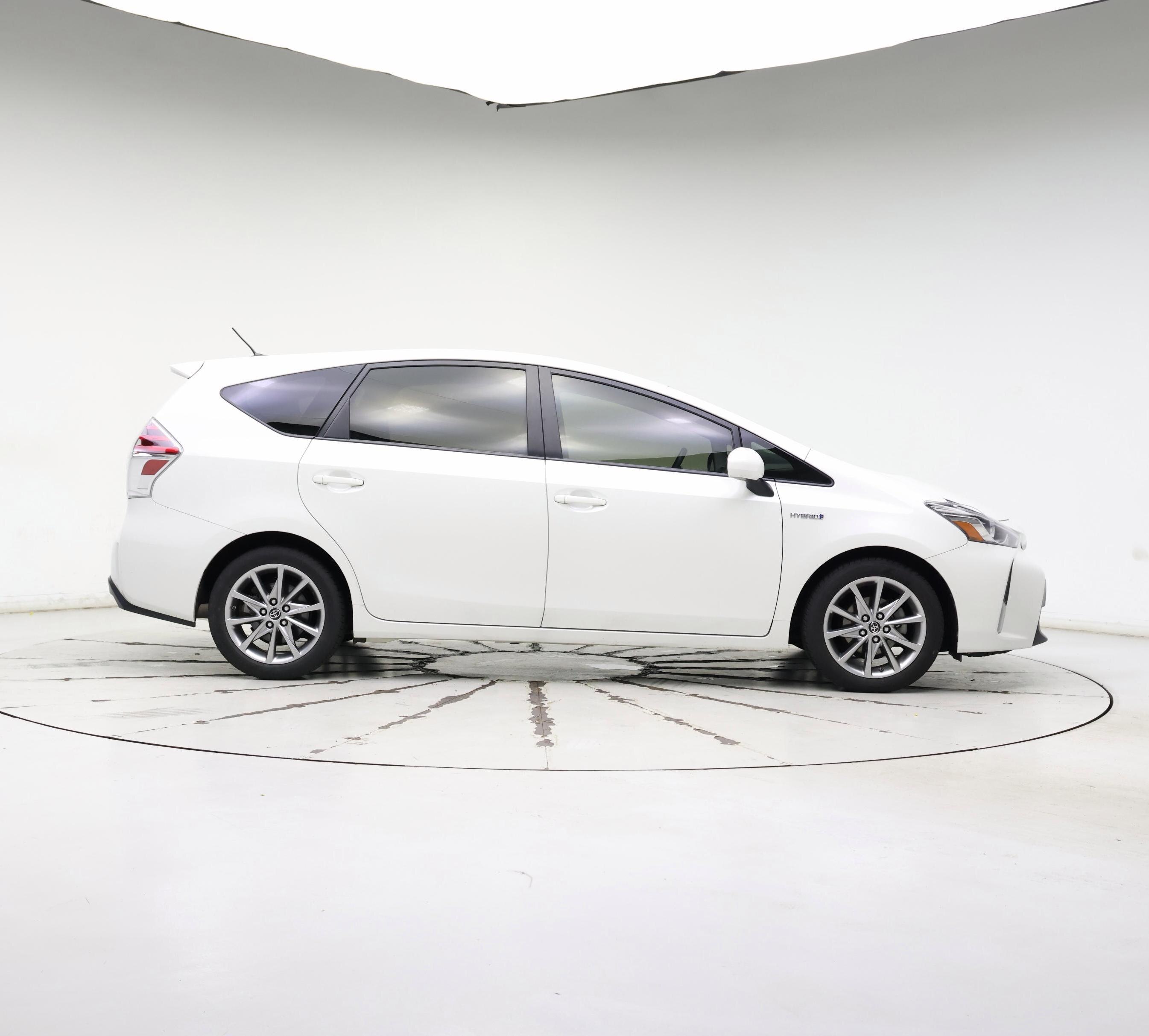 Thumbnail: 2015 Toyota Prius v - 7