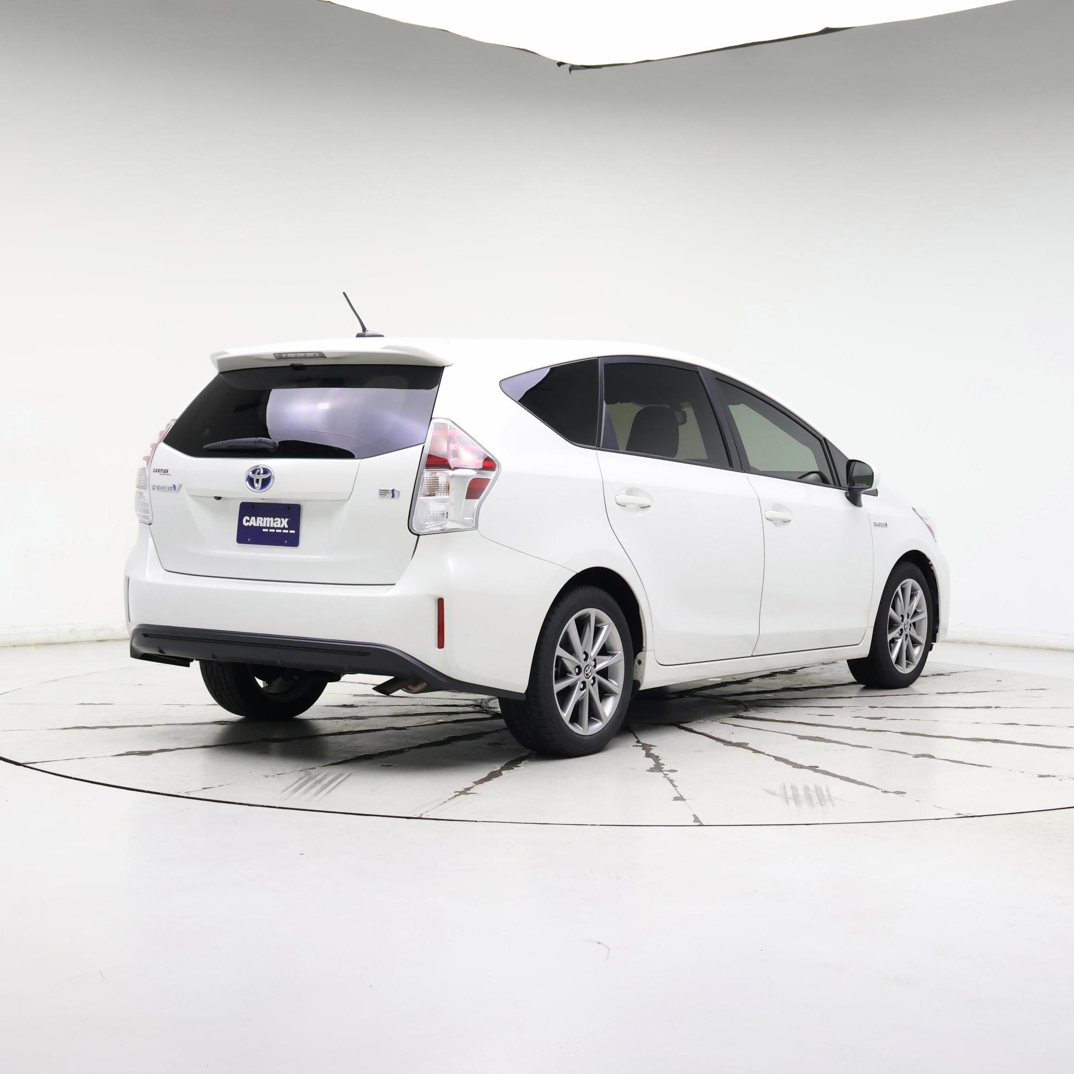 Thumbnail: 2015 Toyota Prius v - 8