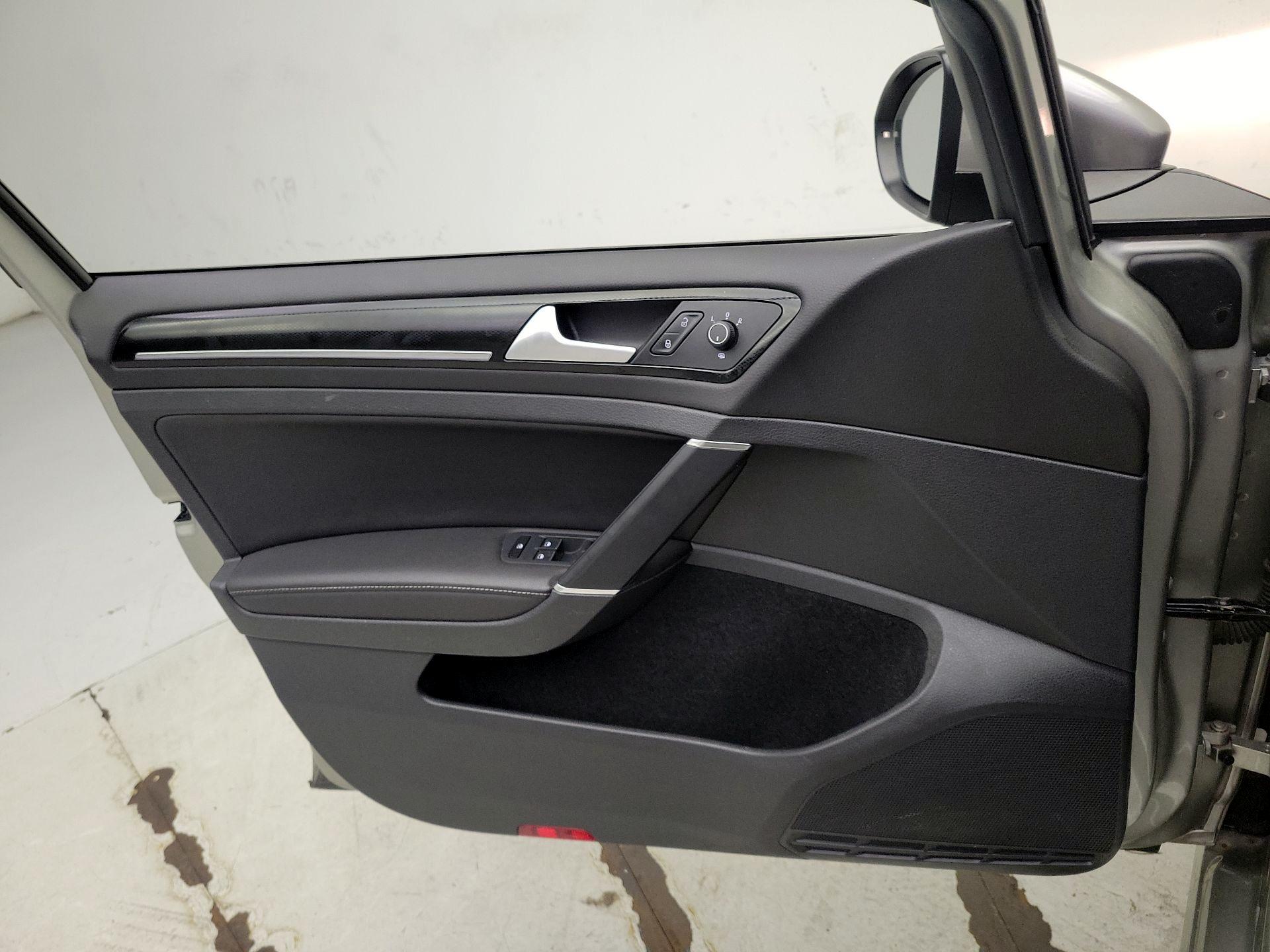 Thumbnail: 2015 Volkswagen Golf - 12