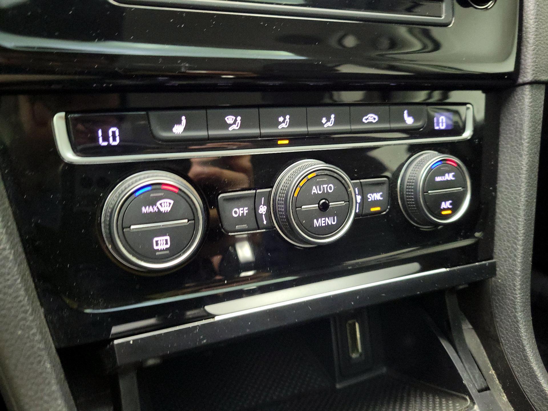 Thumbnail: 2015 Volkswagen Golf - 17