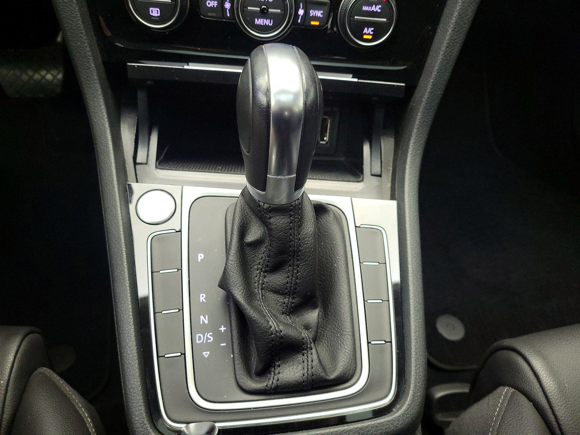 Thumbnail: 2015 Volkswagen Golf - 18